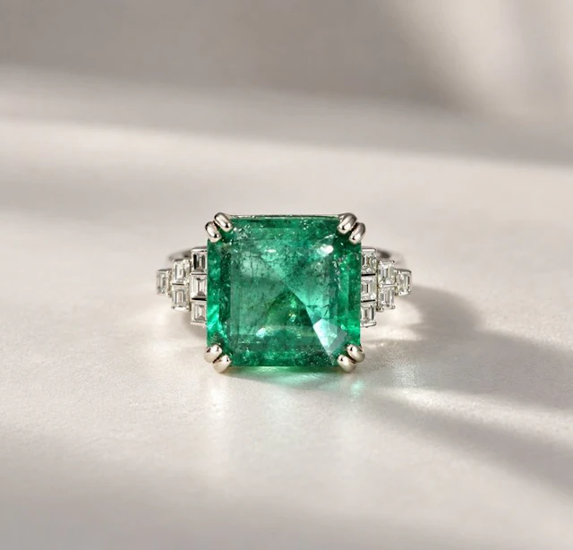 Ring - 18 kt. White gold - 5.59ct. tw. Emerald - Diamond - Bluish Green