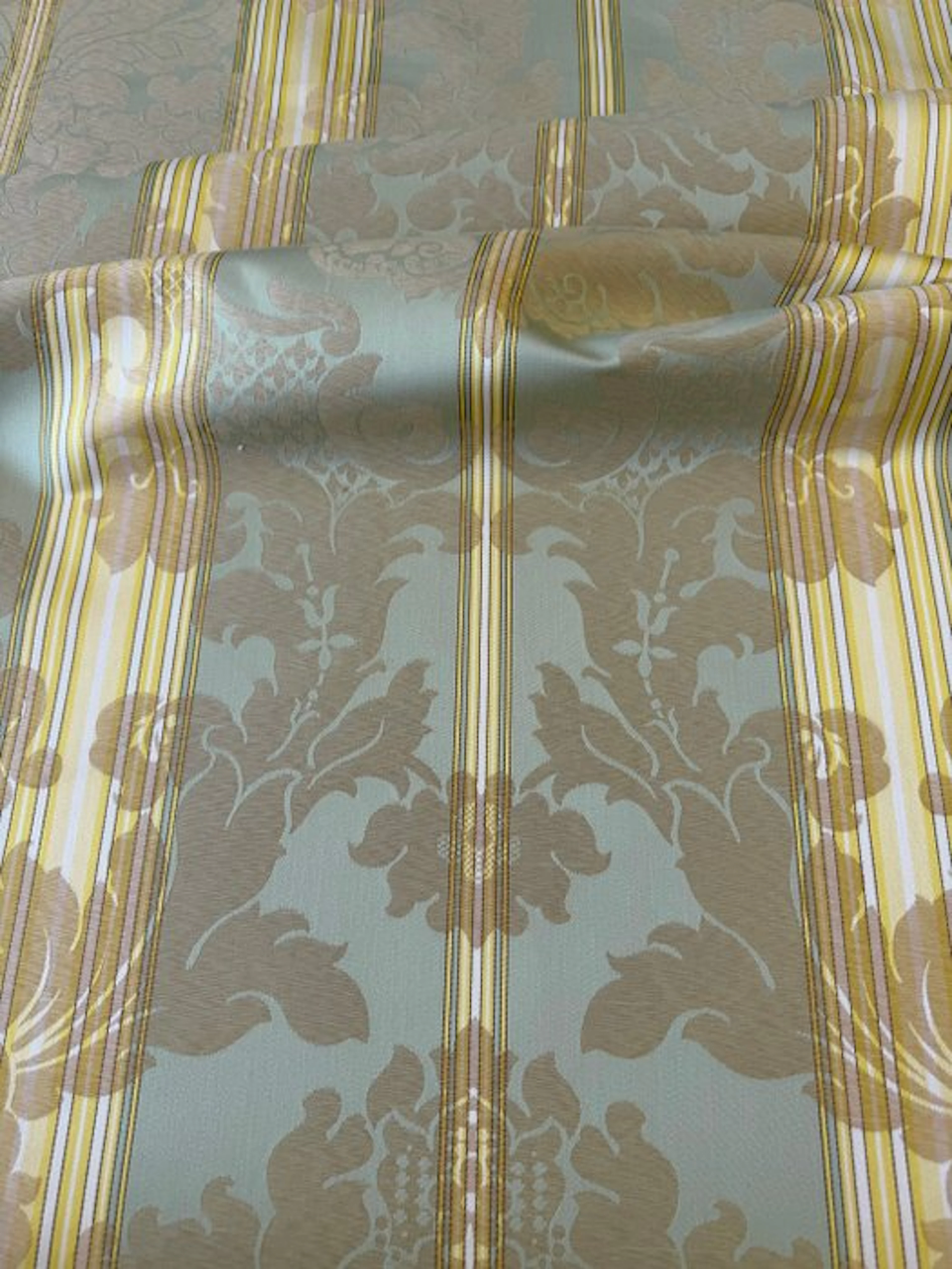 1726★ Refined floral jacquard fabric adorned with elegant...