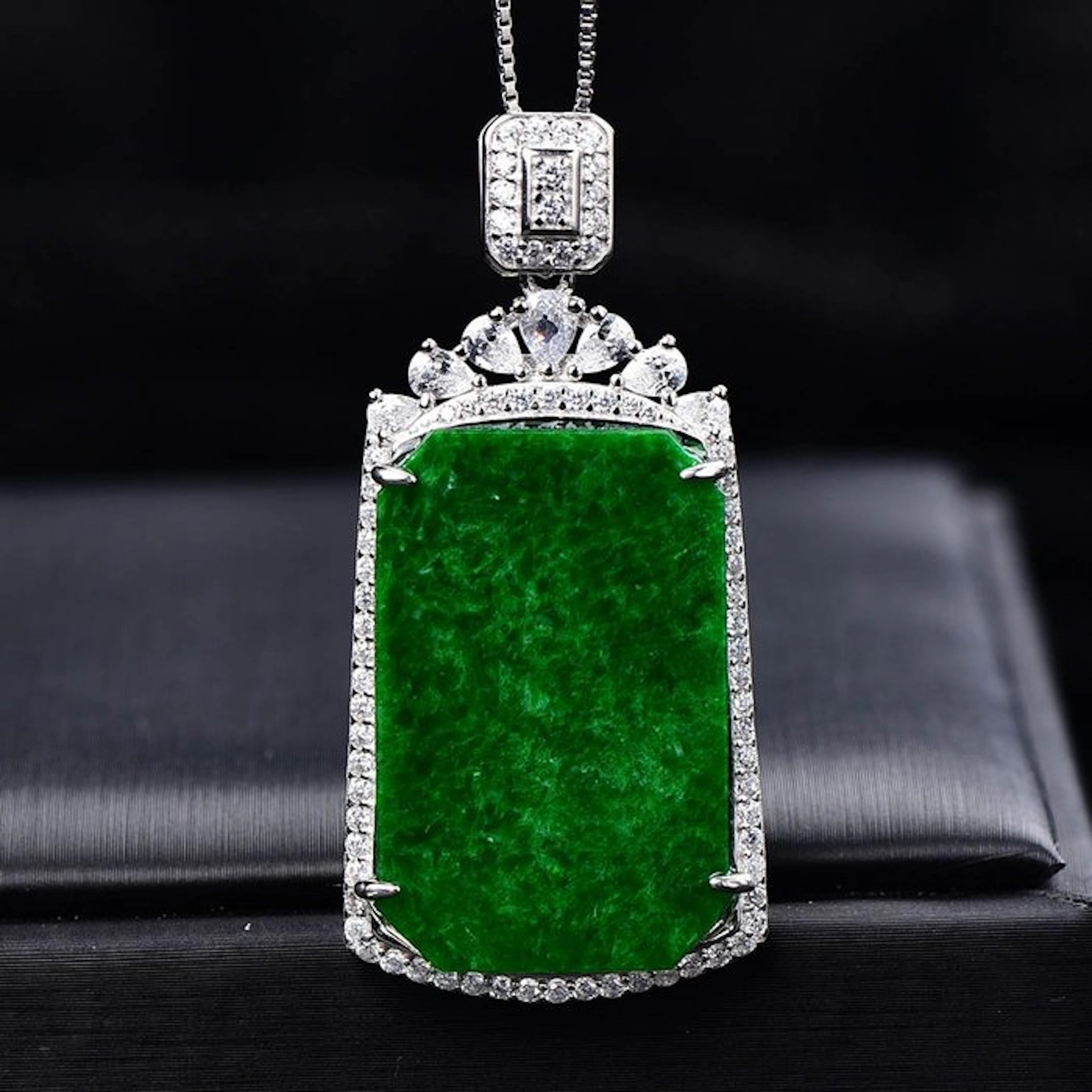 No Reserve - Highly Exclusive Natural Jadeite Jade...