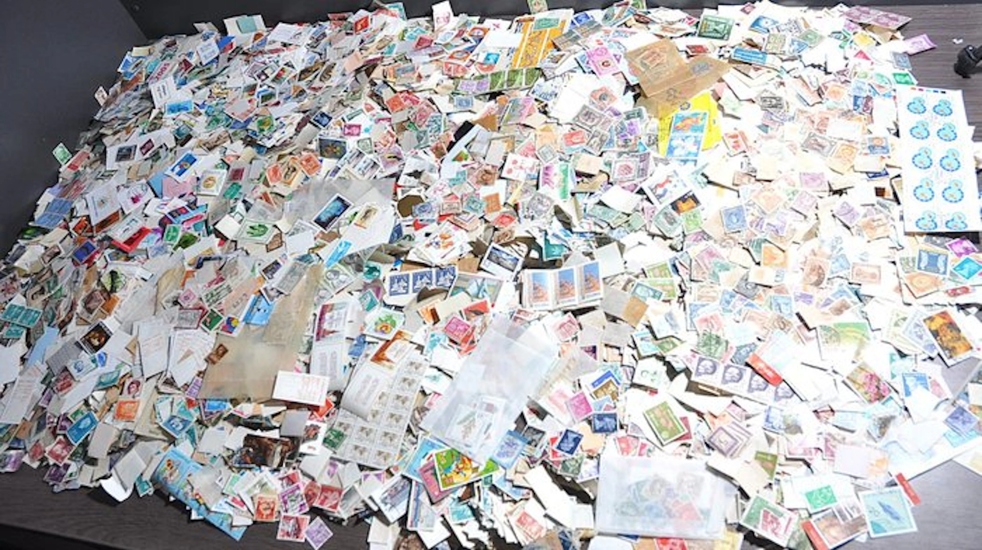 World - A sizeable batch of over 50,000 stamps without...