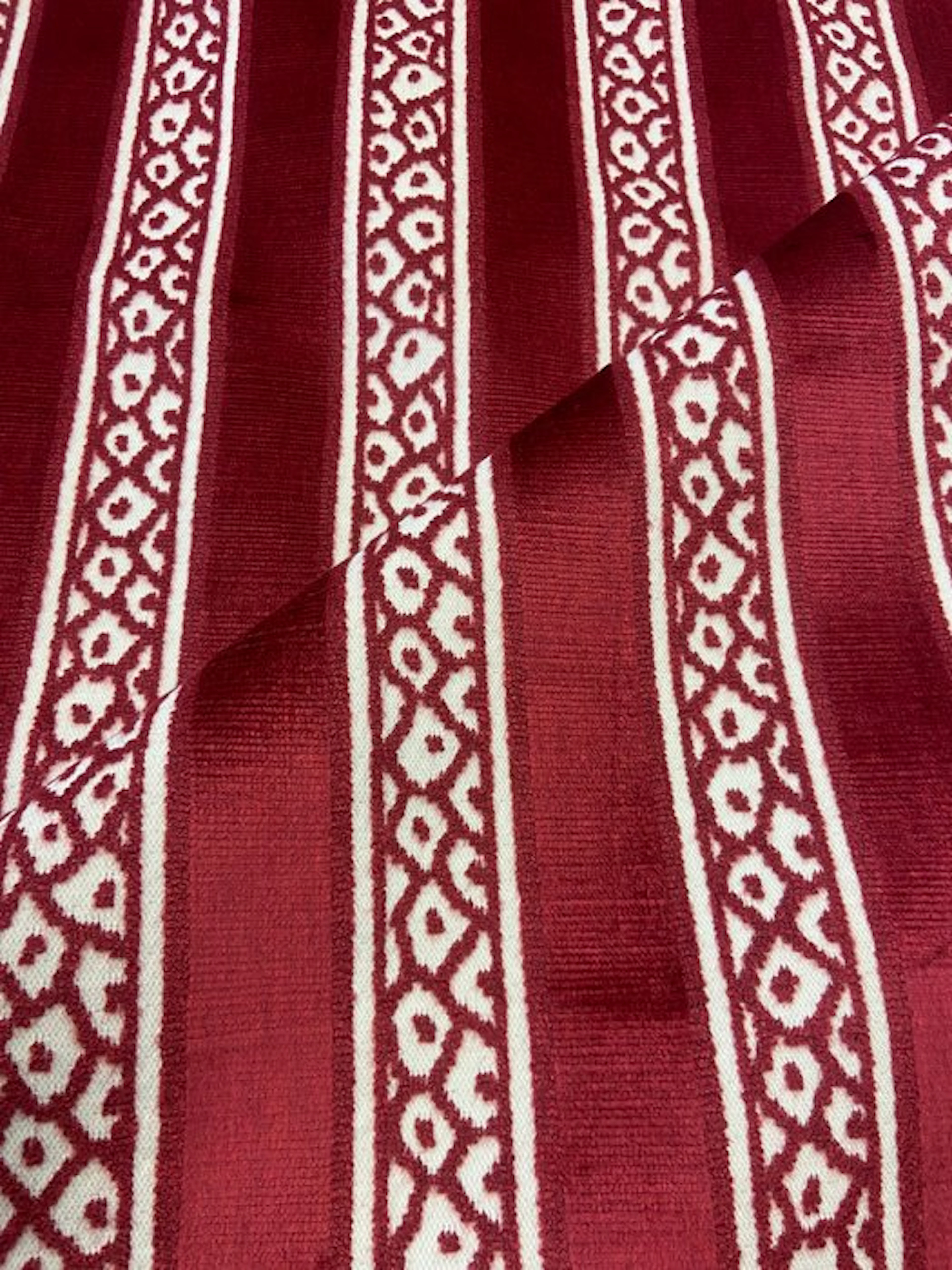 1300★ Splendid ruby-red velvet jacquard