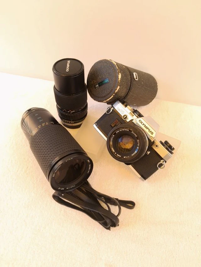 Olympus OM-10 + 50 mm f 1.8 Zuiko + Zoom Zuiko 75/150 f.4...