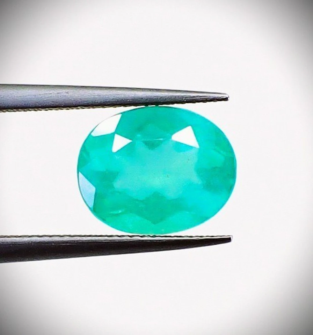 Emerald - 1.60 ct - International Gemological Institute (IGI) - Pastel Color