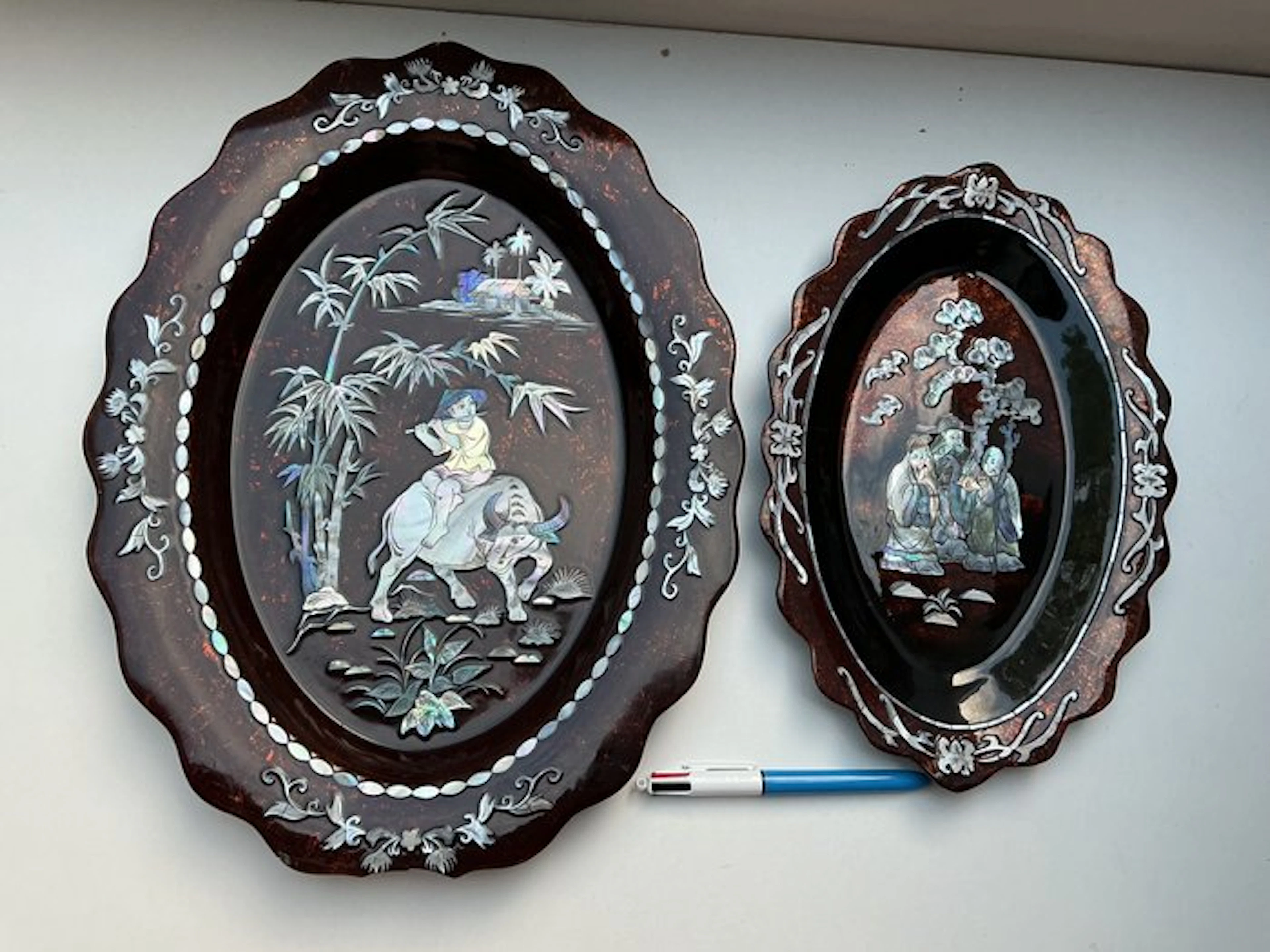 Decorative ornament (2) - Vietnam - Lacquered wood wall-mounted tray