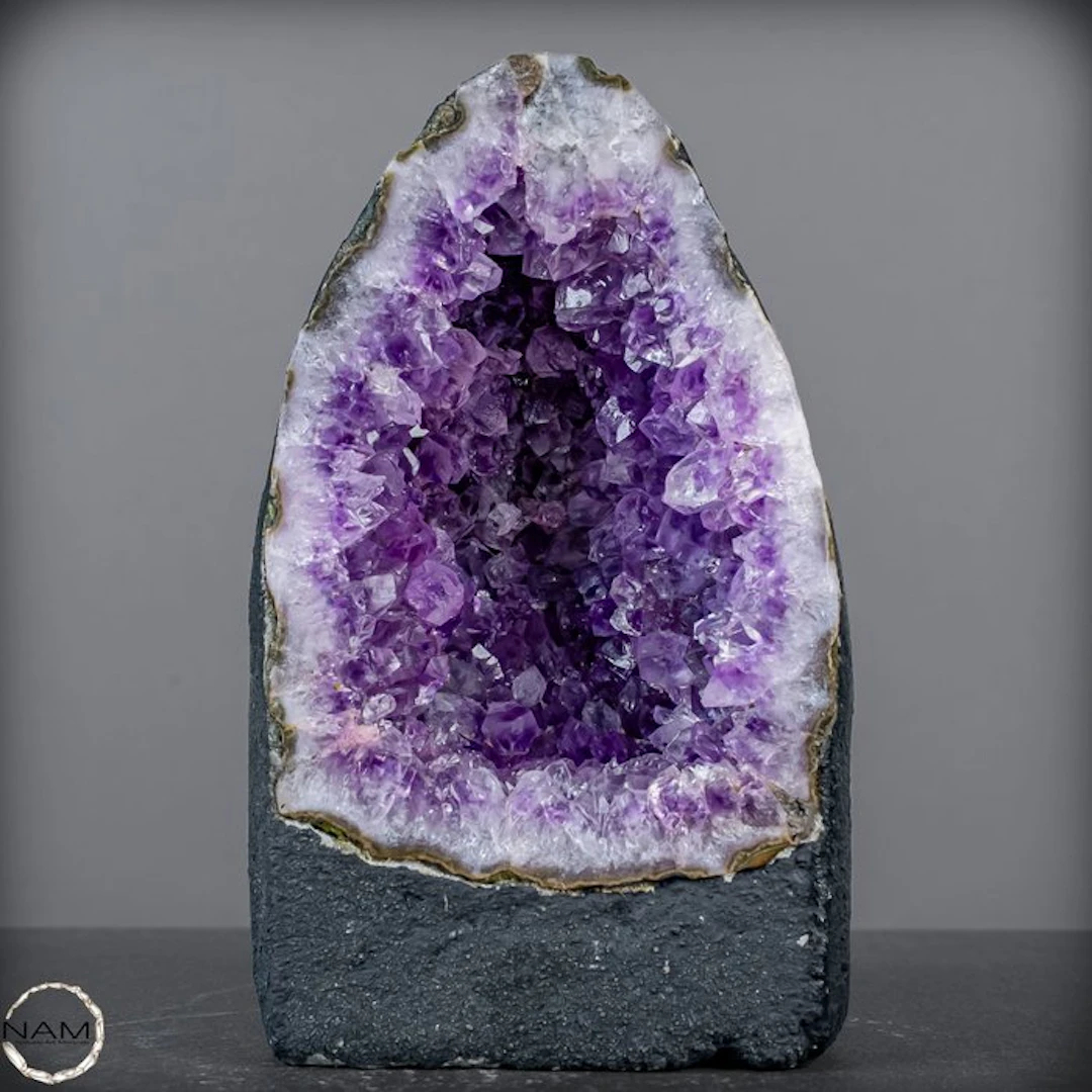 Natural amethyst druzy – an impressive natural work of art full of depth