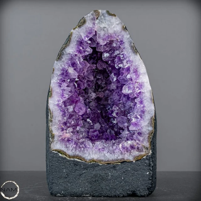 Natural amethyst druzy – an impressive natural work of art full of depth