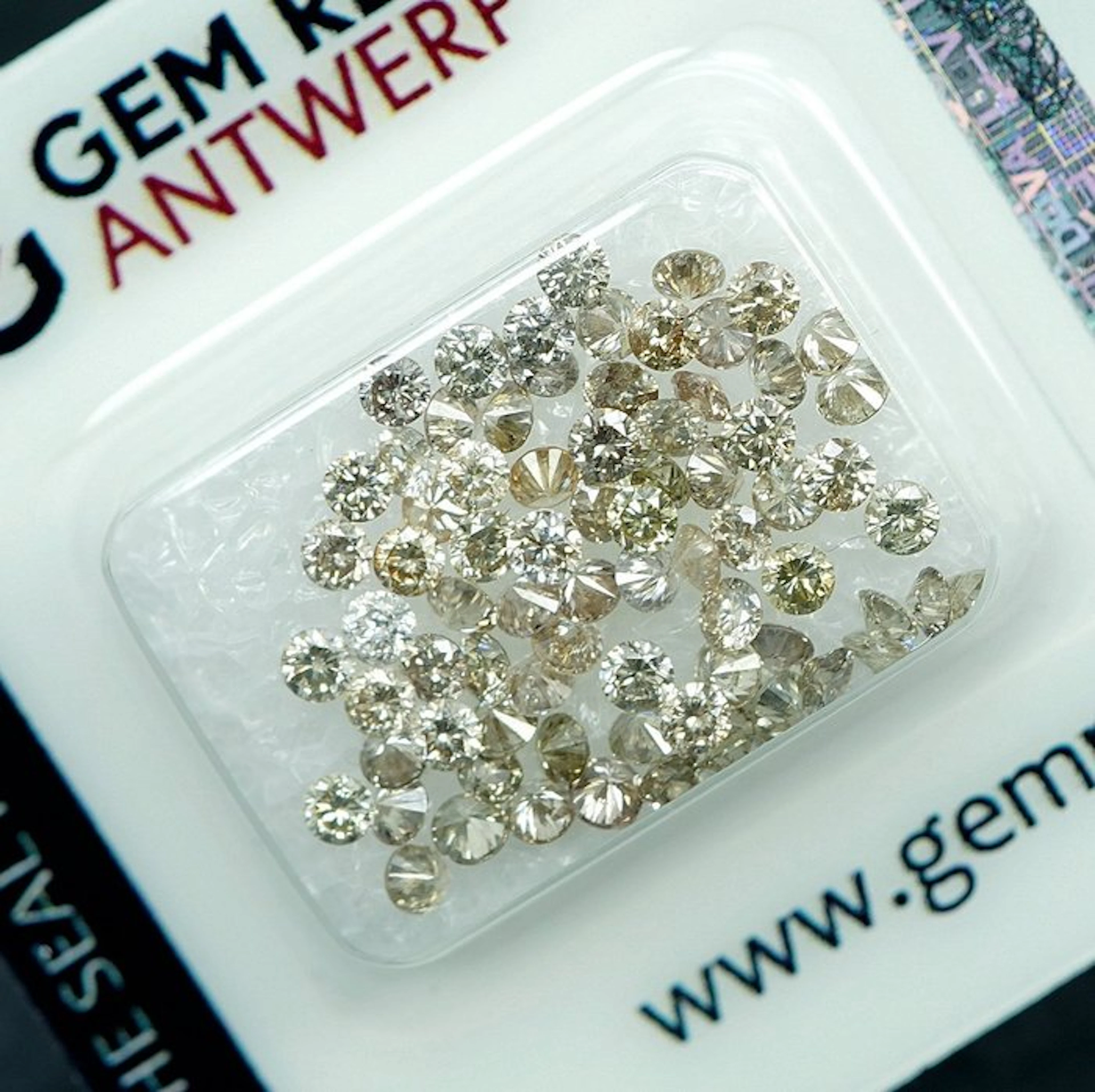 76 pcs Diamond (Natural coloured) - 3.02 ct - Round...