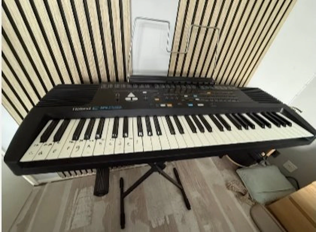Roland - E-16 - - Keyboard-synthesizer - Italy - 1990 (No reserve price)