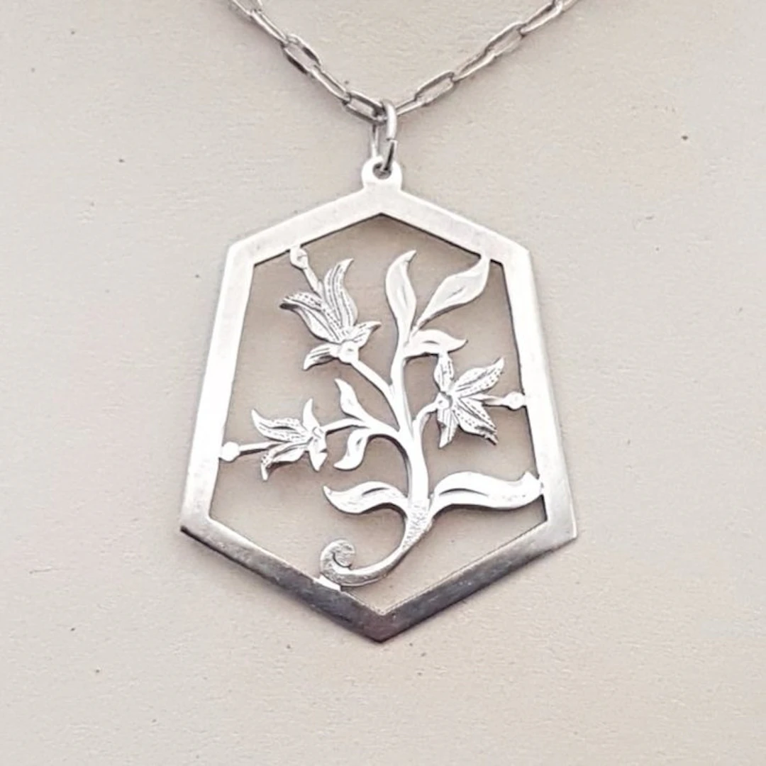 Silver, 'Hand-forged' Art Deco, Lilies. - Necklace with pendant