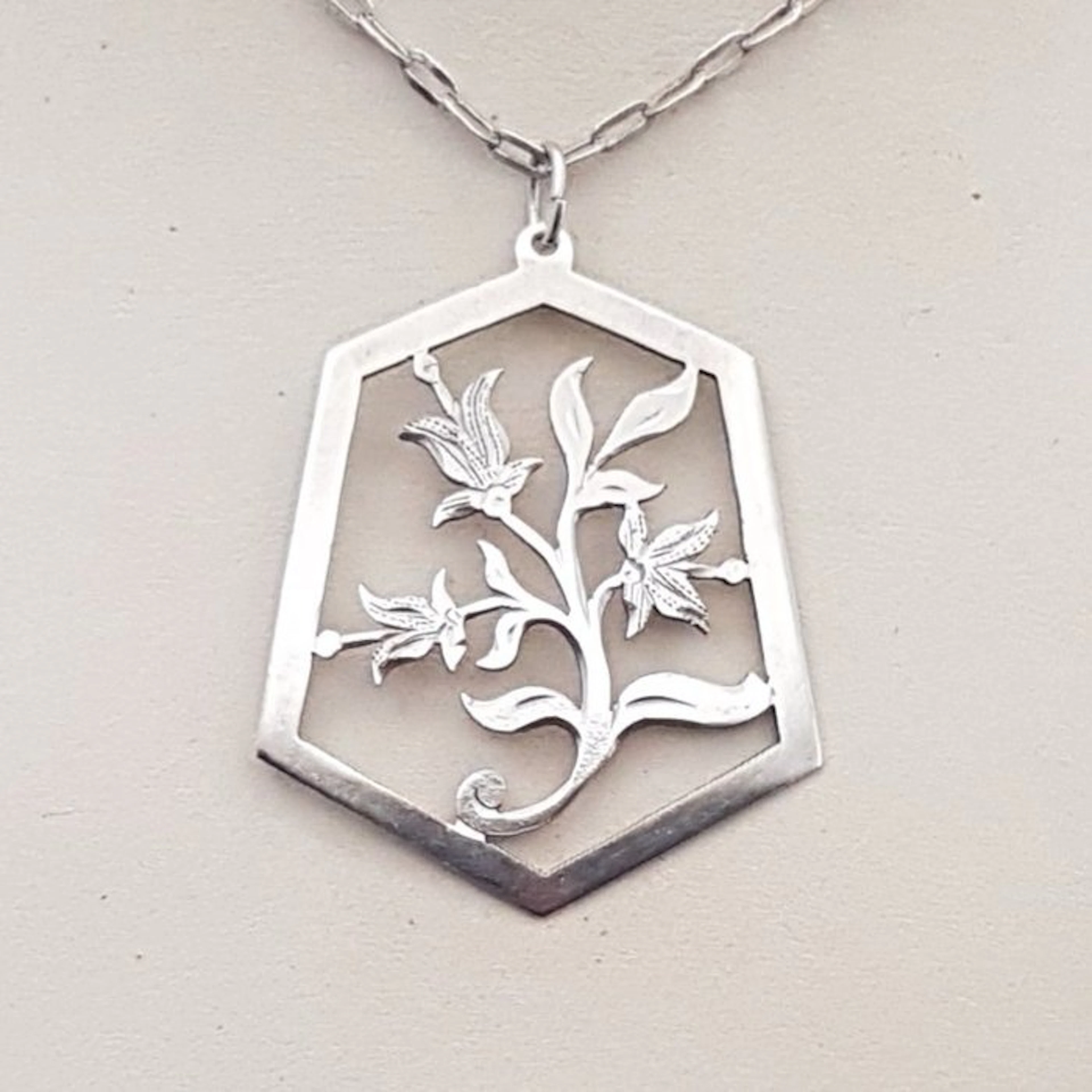 Silver, 'Hand-forged' Art Deco, Lilies. - Necklace with pendant