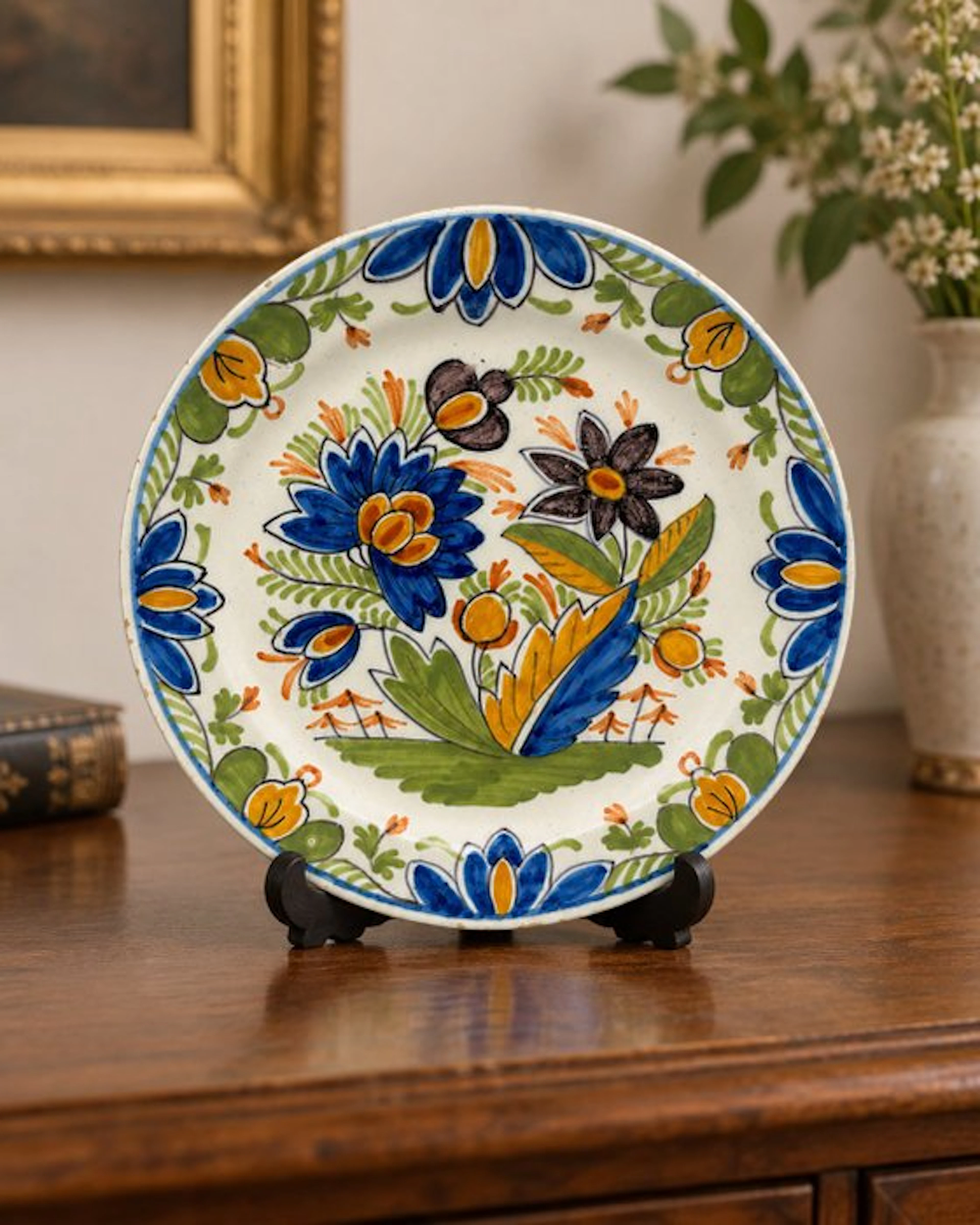 Polychroom aardewerken bordje – kleurrijk bloemendecor