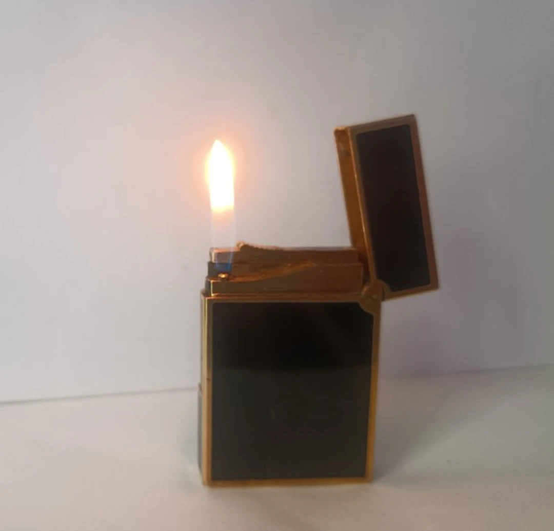 S.T. Dupont - Line 2 - No reserve price - Lighter - Gold-plated, Lacquer