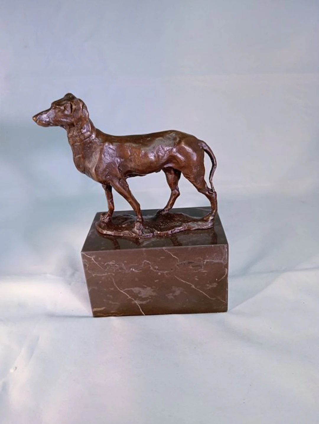 Figurine - Hond op marmeren sokkel - Bronze, Marble