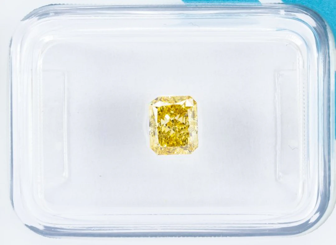 No reserve price - 1 pcs Diamond (Natural coloured)...