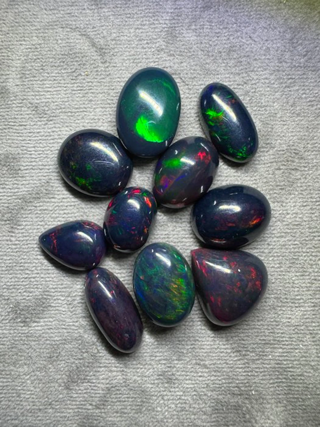 Lot of 10 Ethiopian black opals. 39.35 carats. Cabochons- 7.87 g - (10)