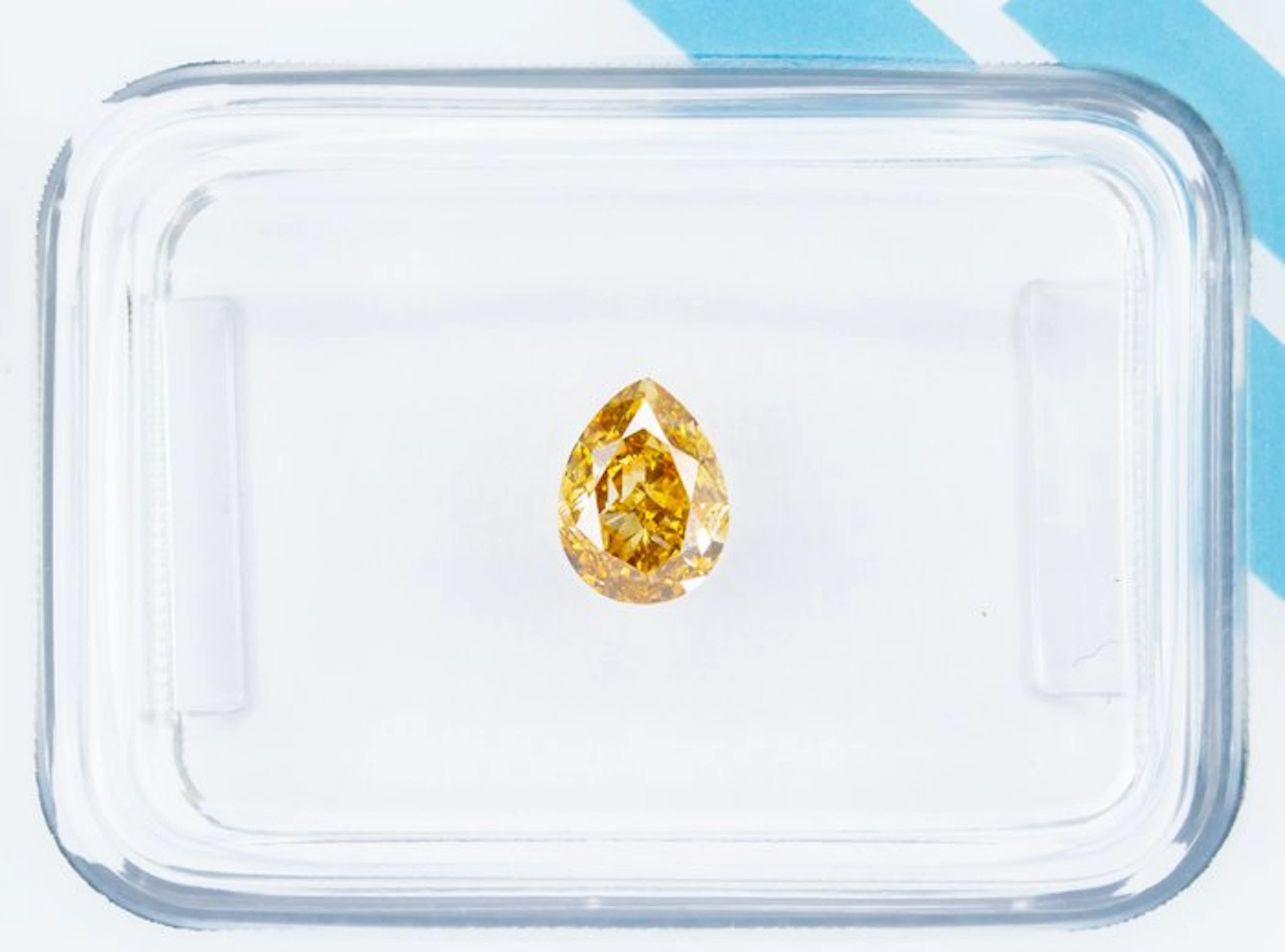 No reserve price - 1 pcs Diamond (Natural coloured)...