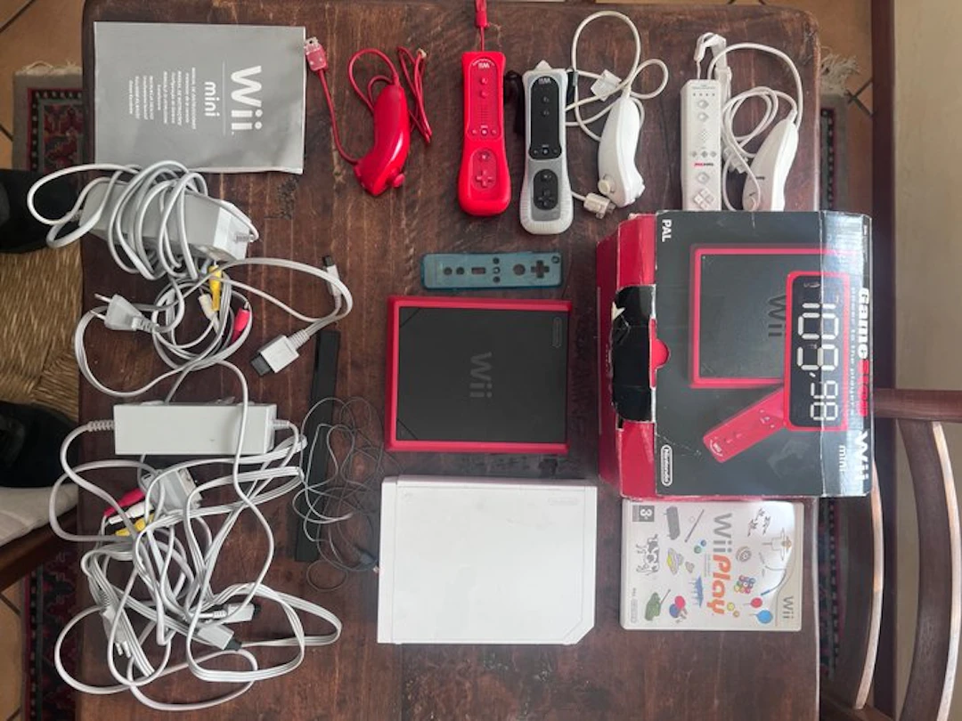 Nintendo - Wii - Wii mini bundle - Video game console + games