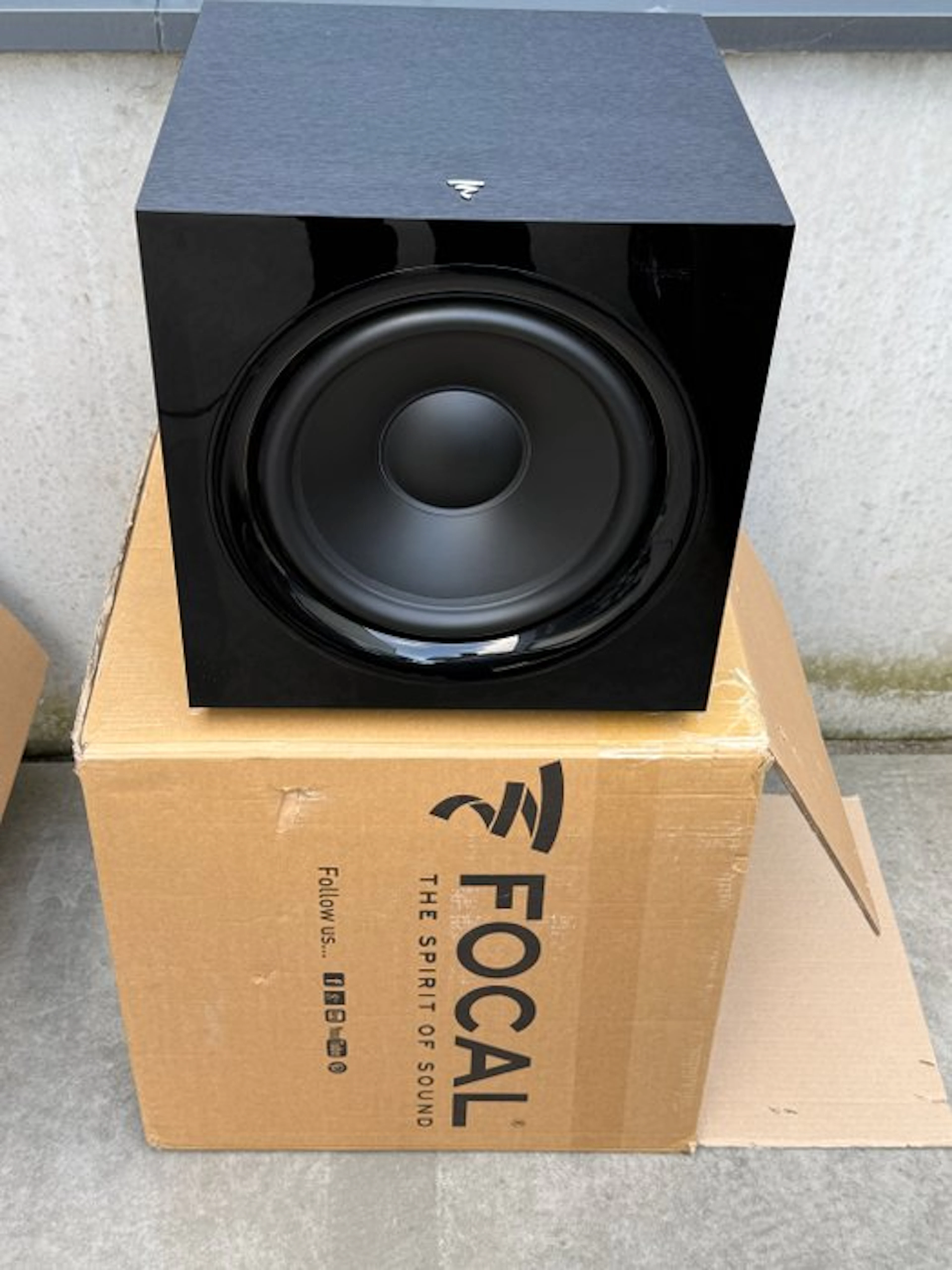 Focal - SUB 600 P Active Closed-Cabinet Subwoofer speaker set