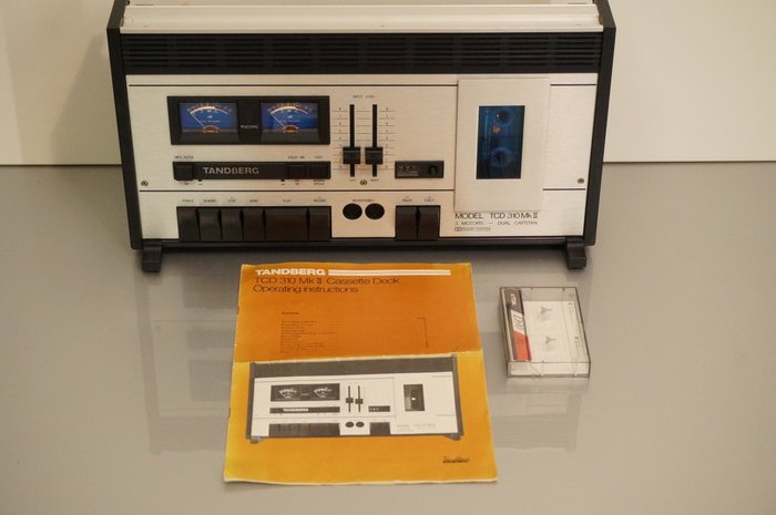 Tandberg - AT 771 - Bärbar kassettbandspelare, Bärbar radio - Catawiki