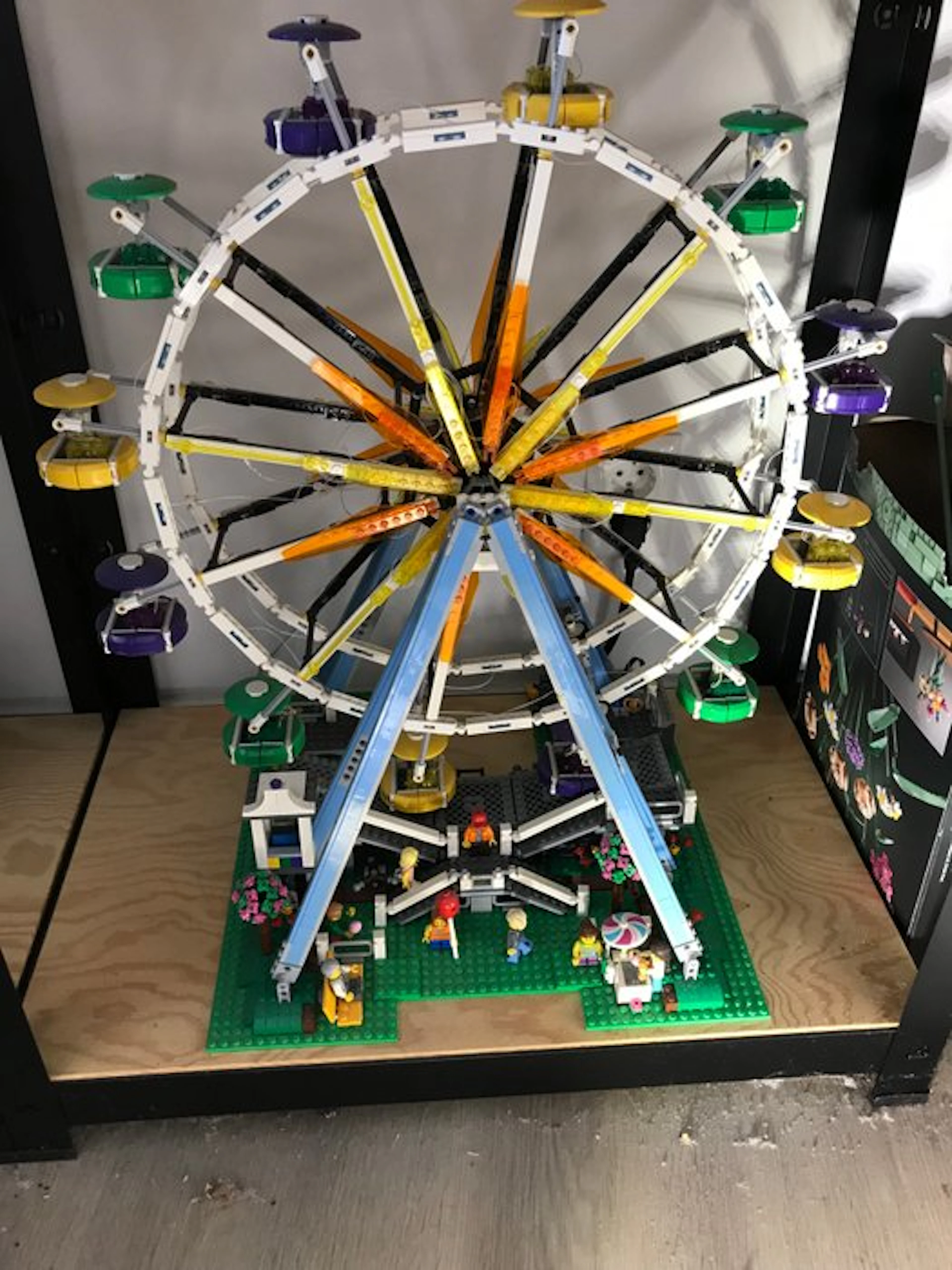 LEGO Set - 10247 - Creator Expert - Ferris Wheel with lights and motor