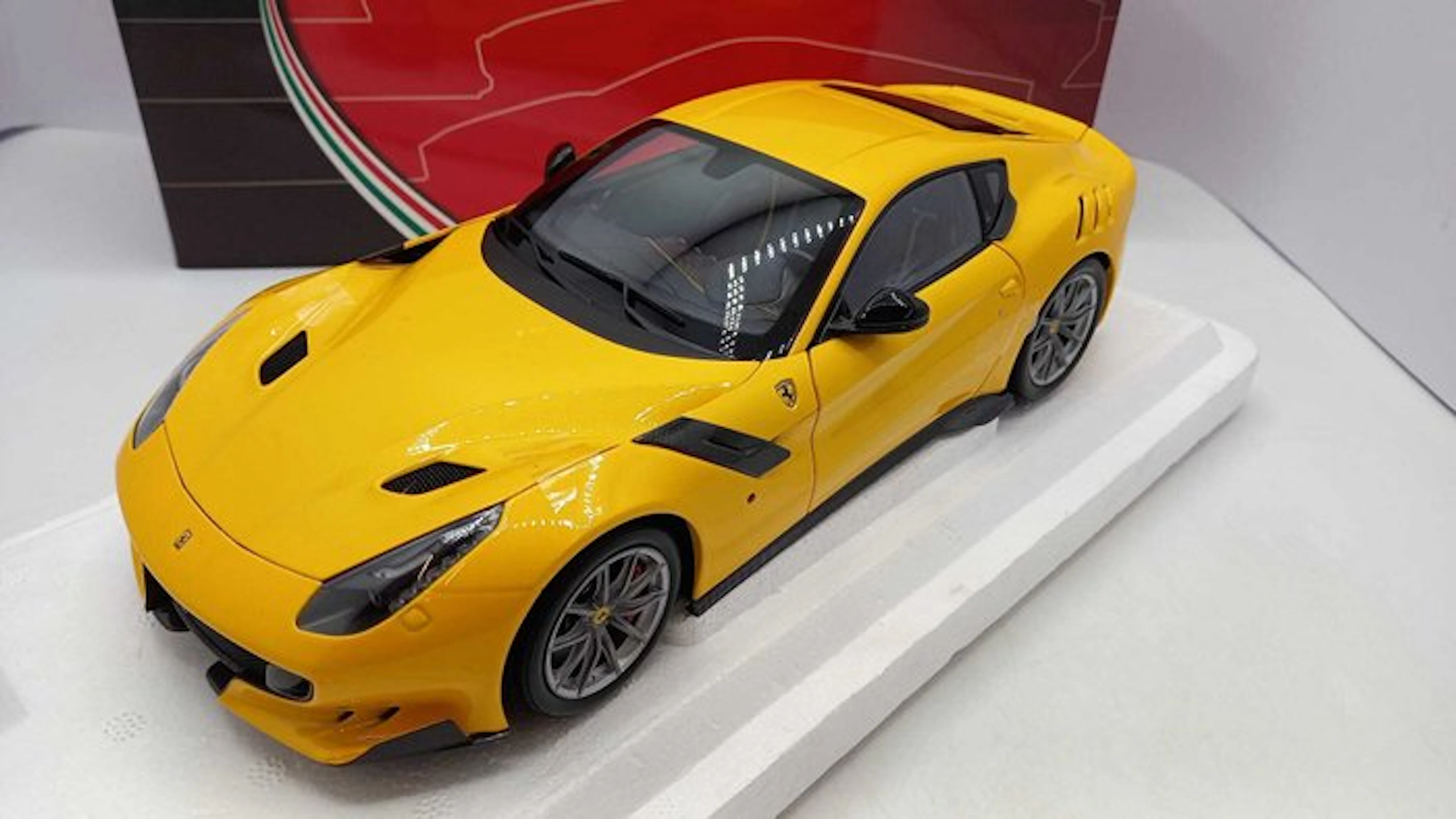 BBR 1:18 - Model car - Ferrari F12 TDF Giallo Tri-strato 2015 - (Cod.L7)
