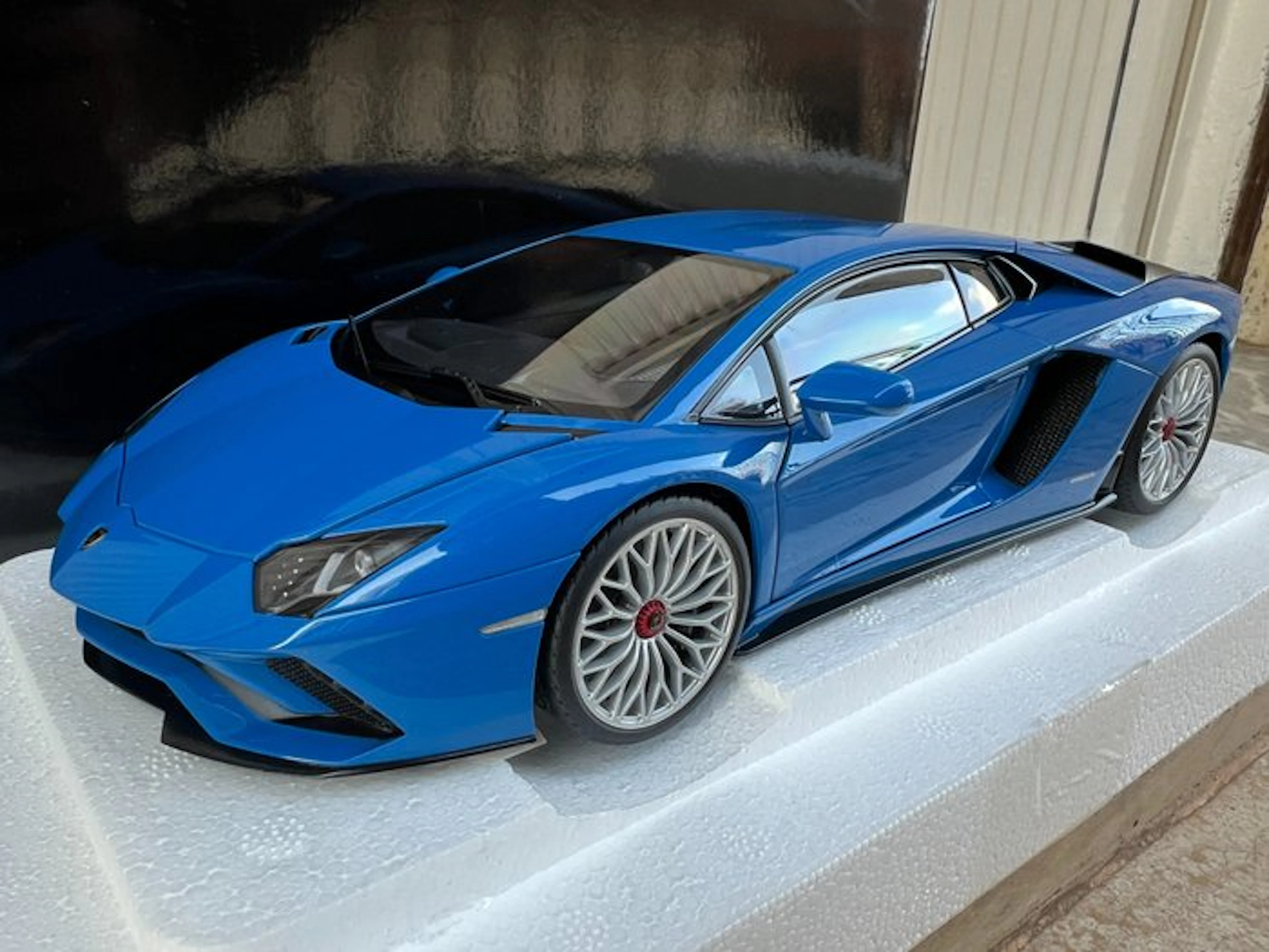 Autoart 1:18 - Model car - Lamborghini Aventador S (2017)