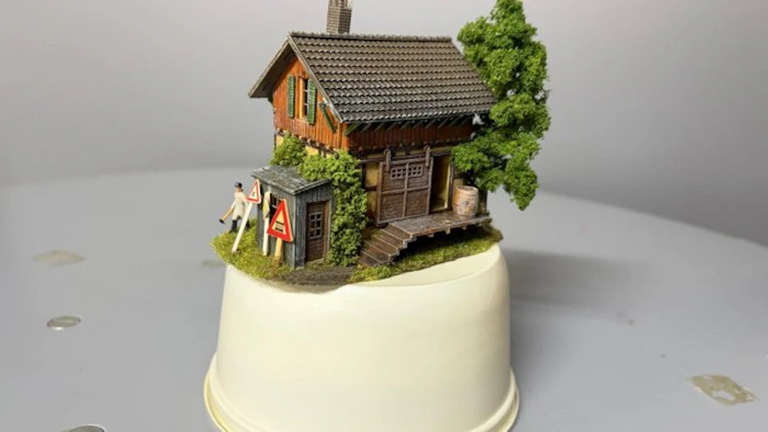 Faller H0 - Model train buildings (1) - Guardhouse weathered green figures