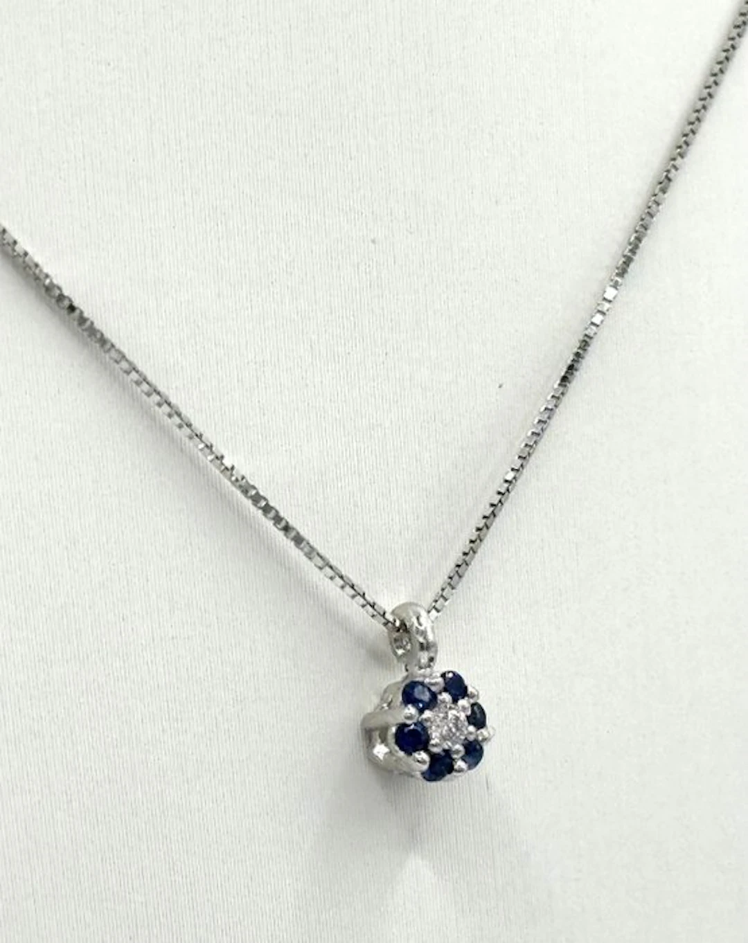 Necklace with pendant - 18 kt. White gold - 0.50ct. tw. Sapphire - Diamond