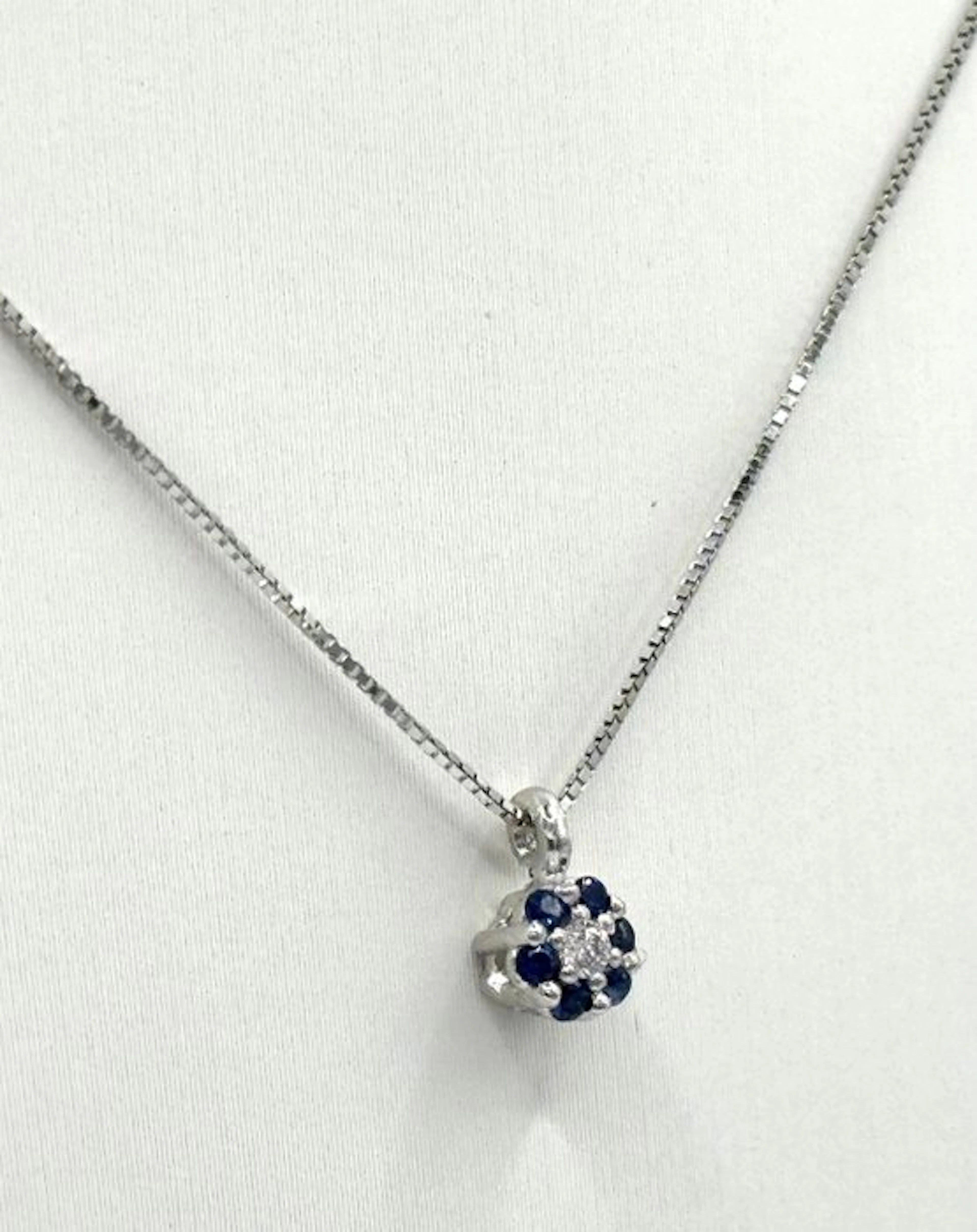 Necklace with pendant - 18 kt. White gold - 0.50ct. tw. Sapphire - Diamond