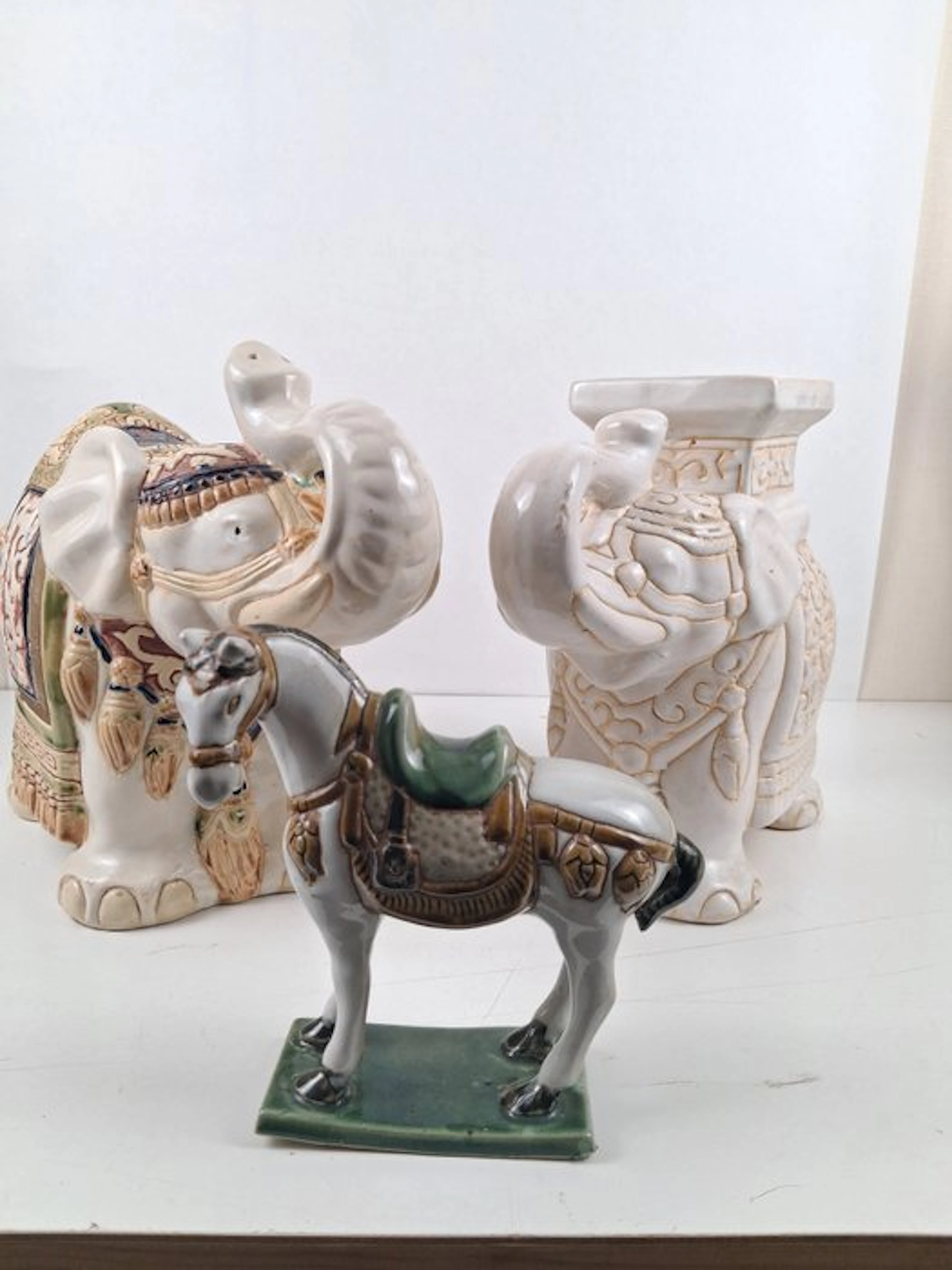 Figurine - Chinese stijl sierbeelden: twee olifanten en een paard (3) - Ceramic