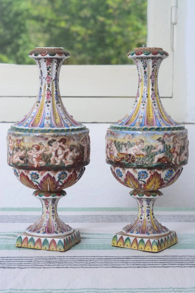 Capodimonte - Vase (2) - Porcelain - Pair of Decorated Vases