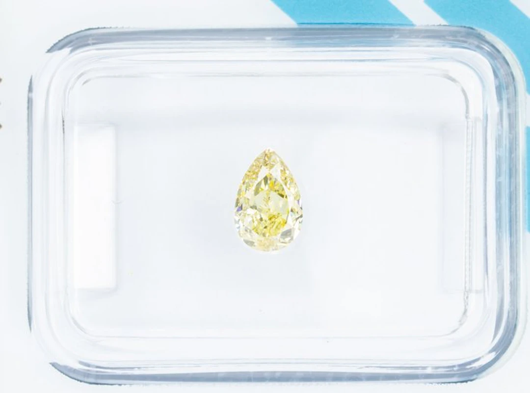 No reserve price - 1 pcs Diamond (Natural coloured)...