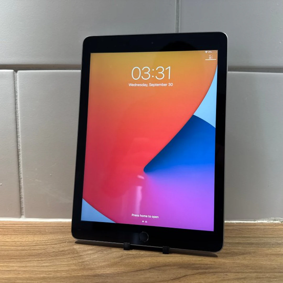 Apple iPad (5th Generation) 128GB Wifi - Mobile phone