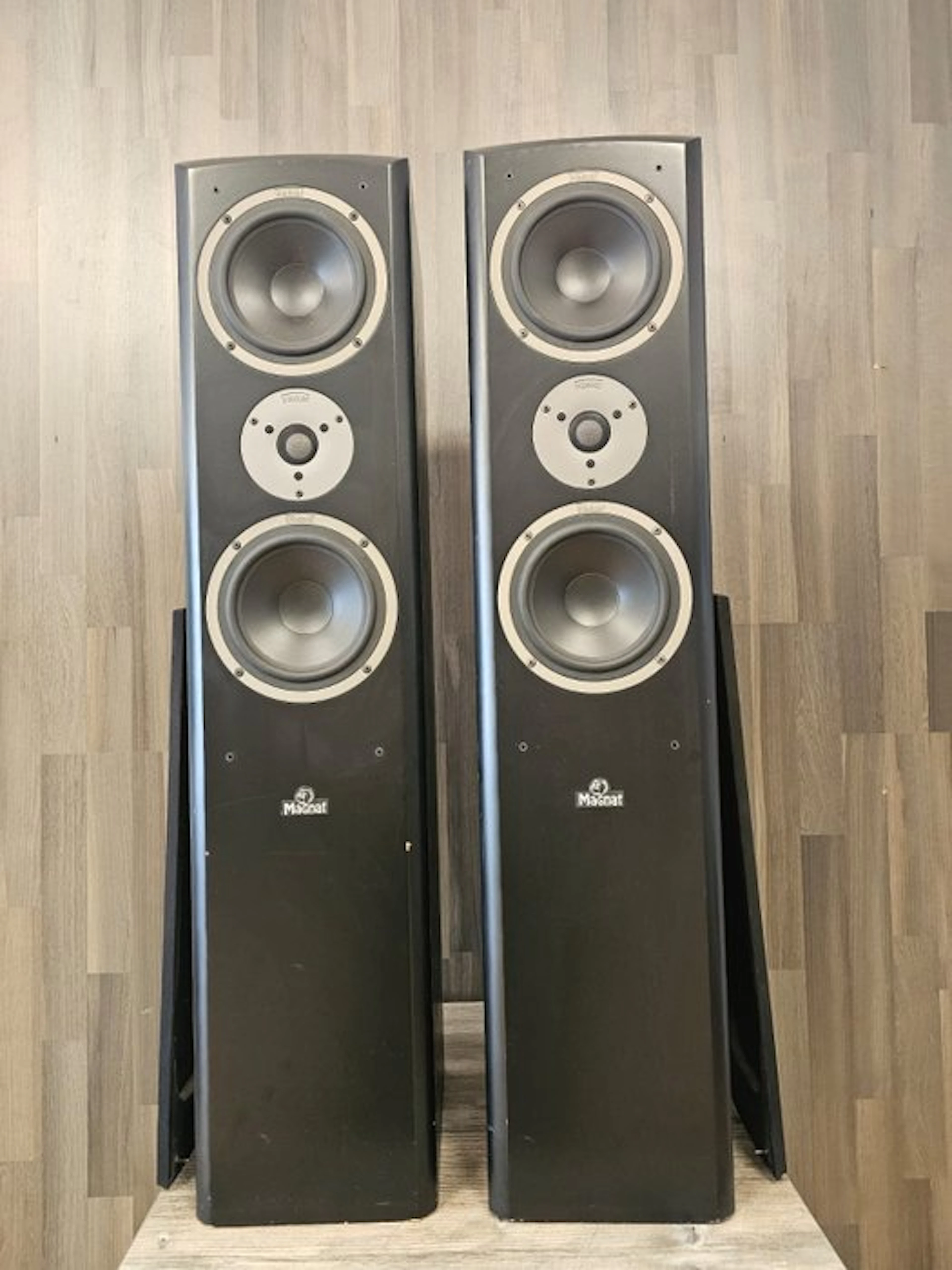 Magnat - Vector 55 / 2-Way Bass Reflex Floorstanding Speaker set