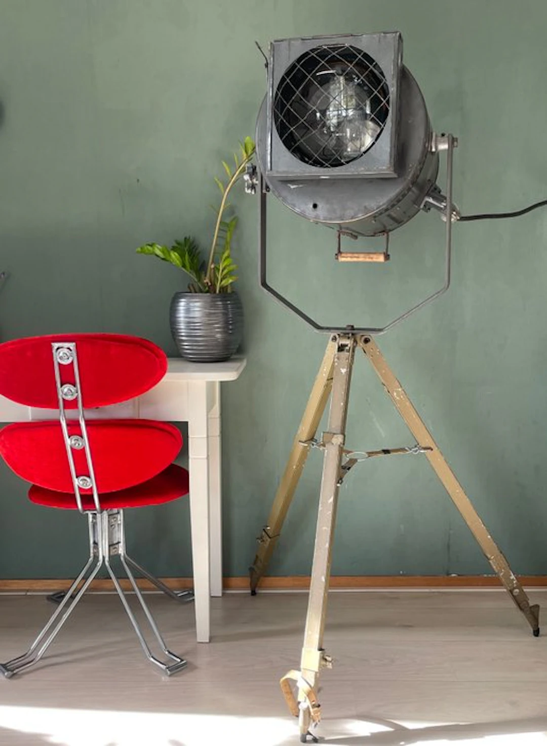 Reiche & Vogel Berlin Leuchtkunsten - Tripod floor lamp...