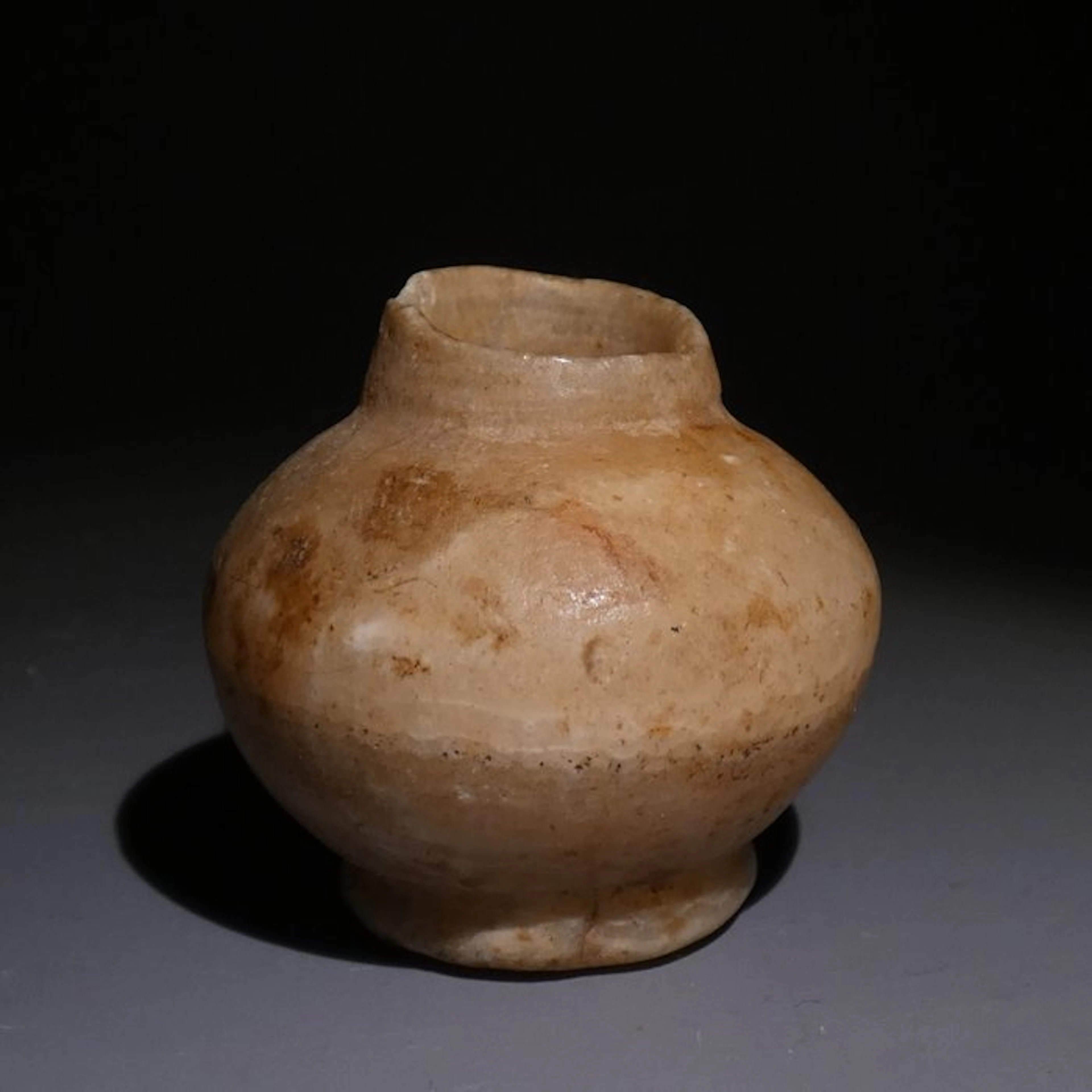 Ancient Egyptian Alabaster Kohl Jar. 4,5 cm H. New Kingdom, 1550 - 1070 BC