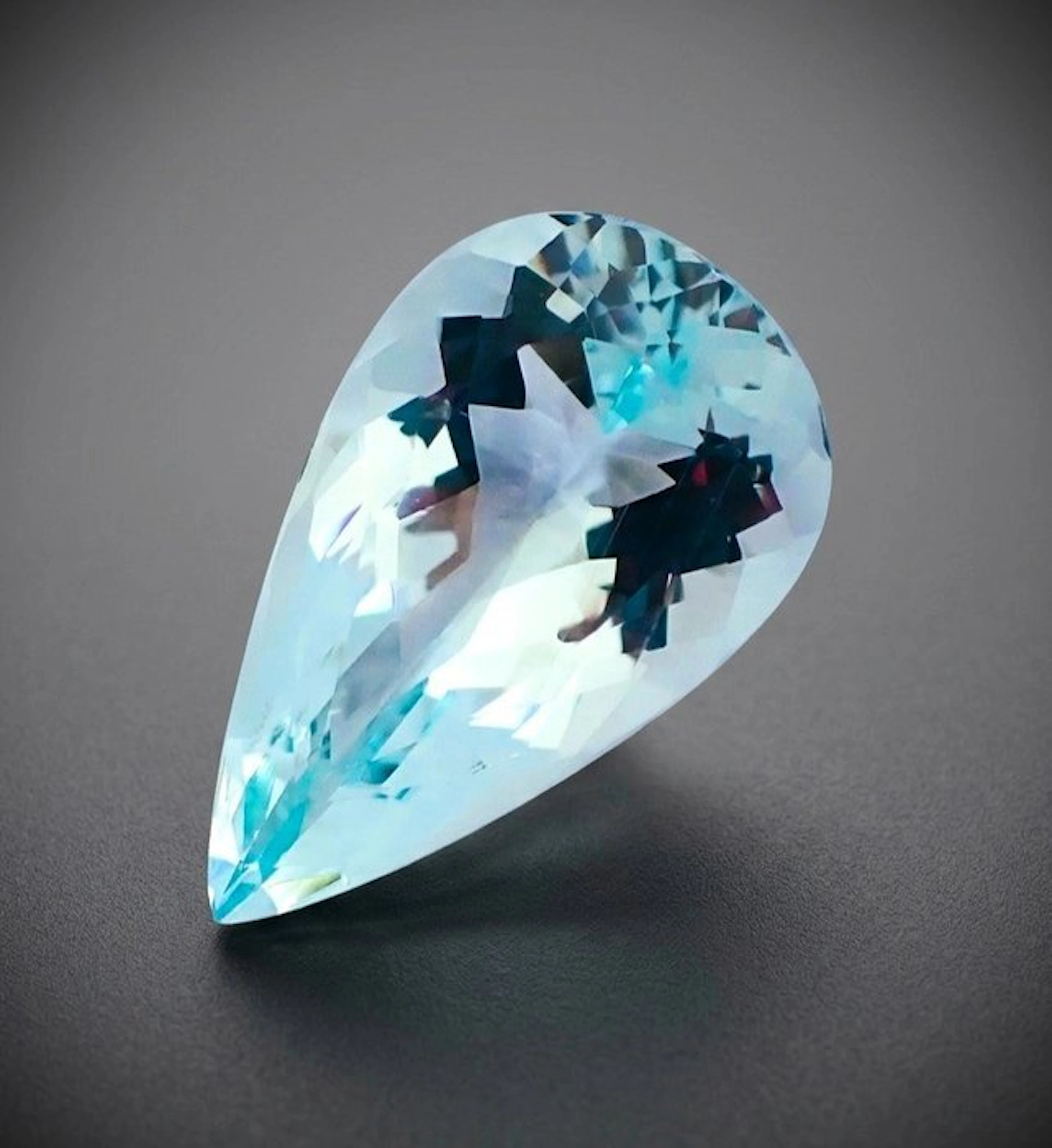 Aquamarine - 8.55 ct - International Gemological Institute (IGI) - Pastel Blue