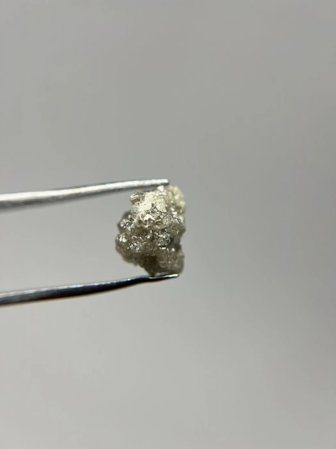 Natural White-Gray Rough Diamond 1.68 carats No Reserve!...