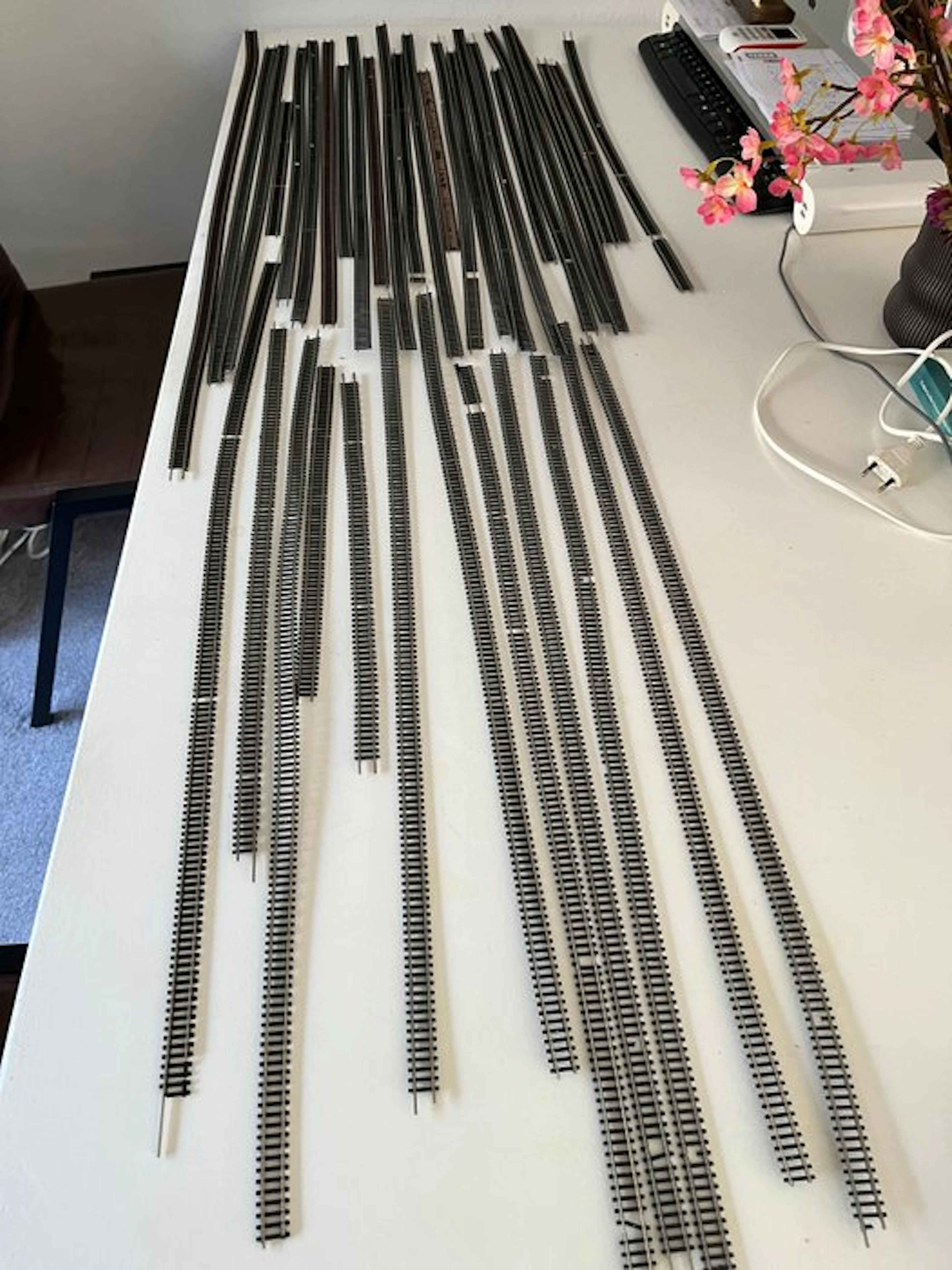 Trix N - Model train tracks (37) - A mix of straight rails and short rails
