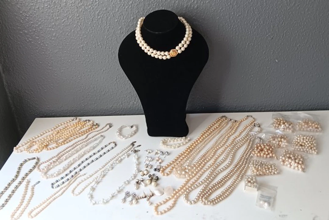 Themed collection - Large Collection of assorted pearl jewelries