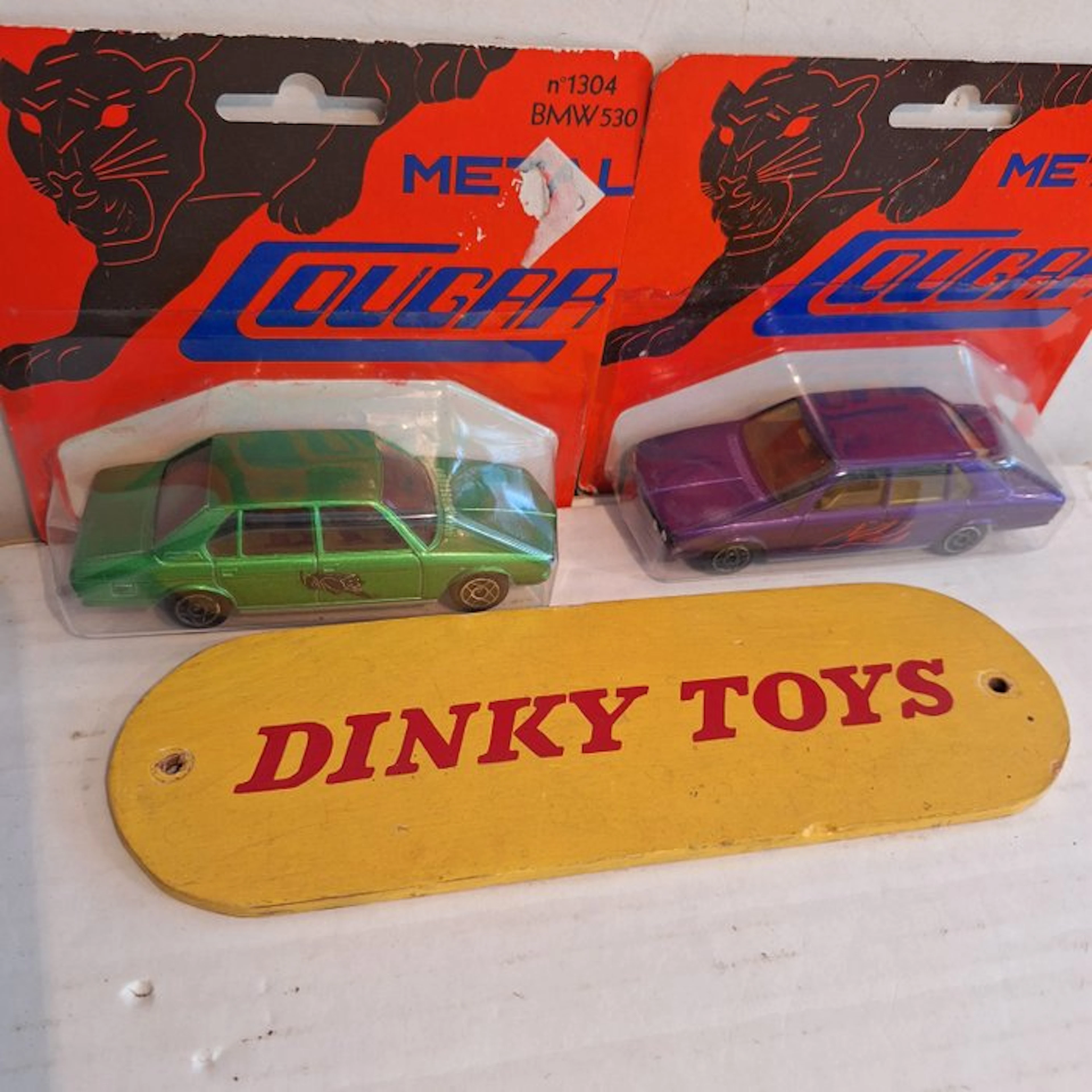 Dinky Toys 1:43 - Model car (2) - Dinky Toys - Produced...