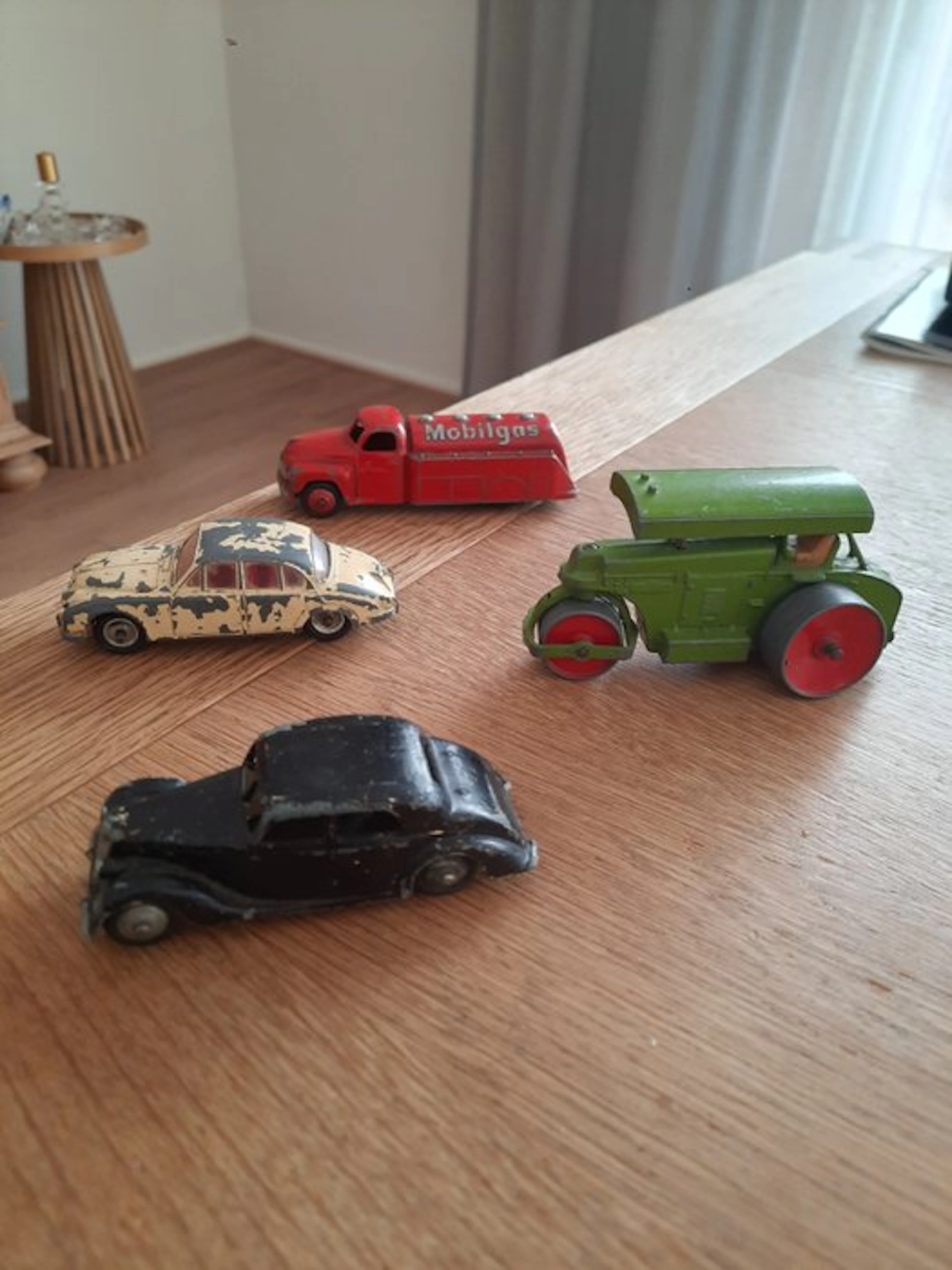 Dinky Toys 1:43 - Model car (4) - Diverse modellen