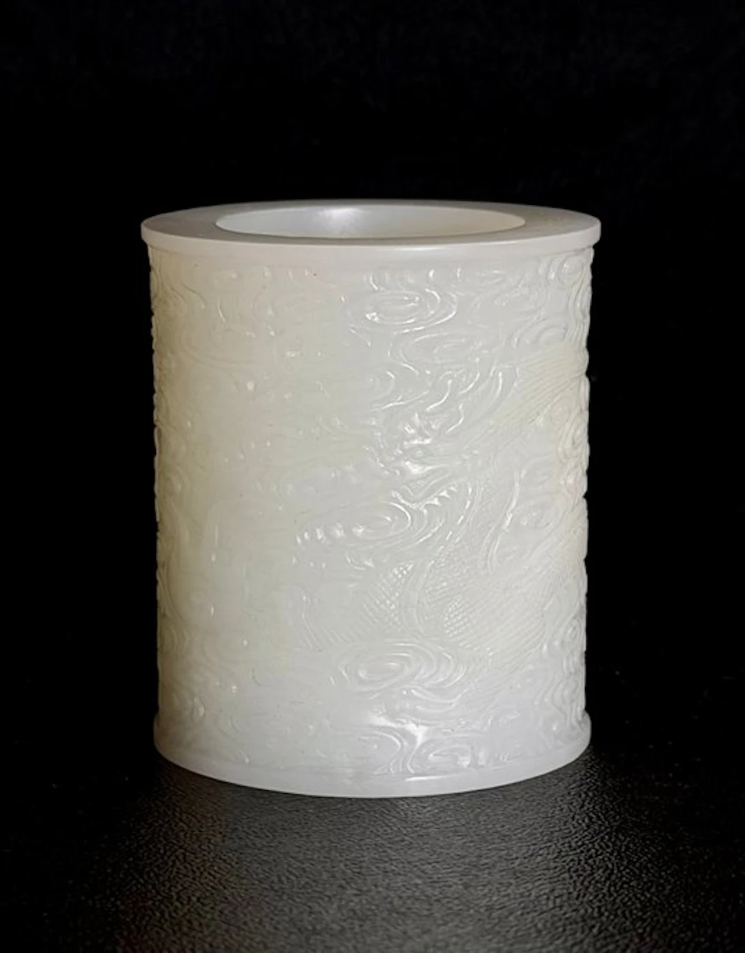Bitong carved with dragon - Jade - China - Late 20th century