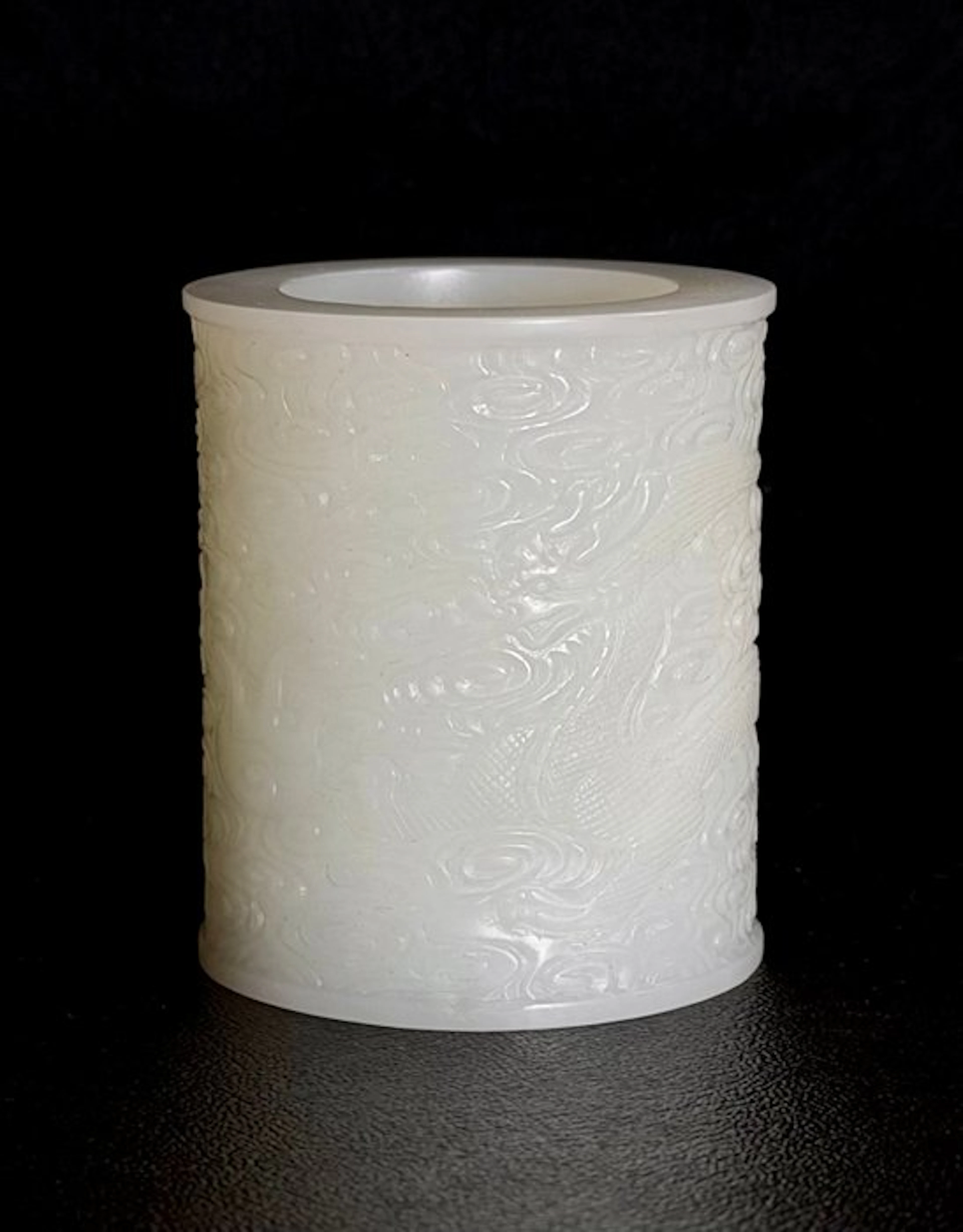 Bitong carved with dragon - Jade - China - Late 20th century