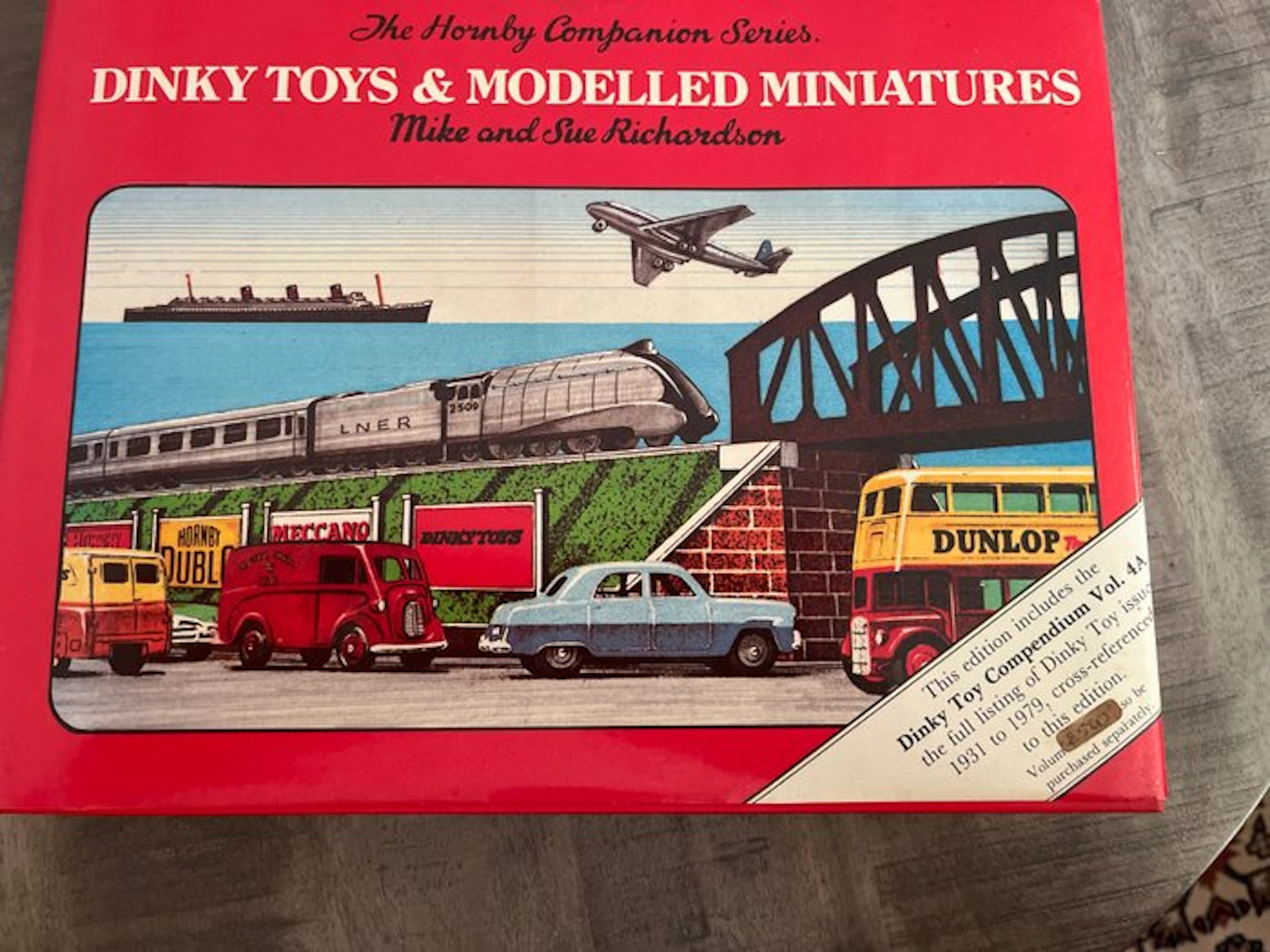 Sue Richardson - La bible des Dinky Toys Anglaise - 1986