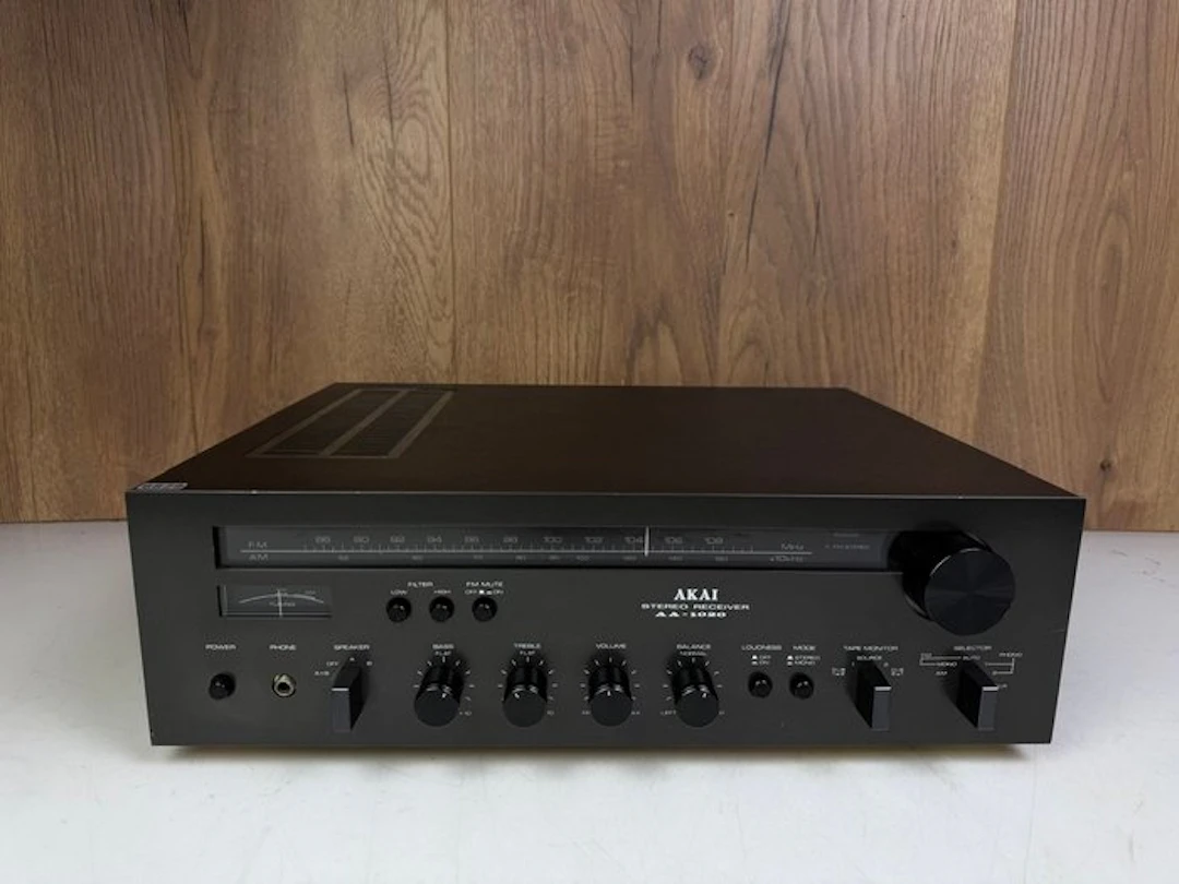Akai - AA-1020 Solid state stereo receiver