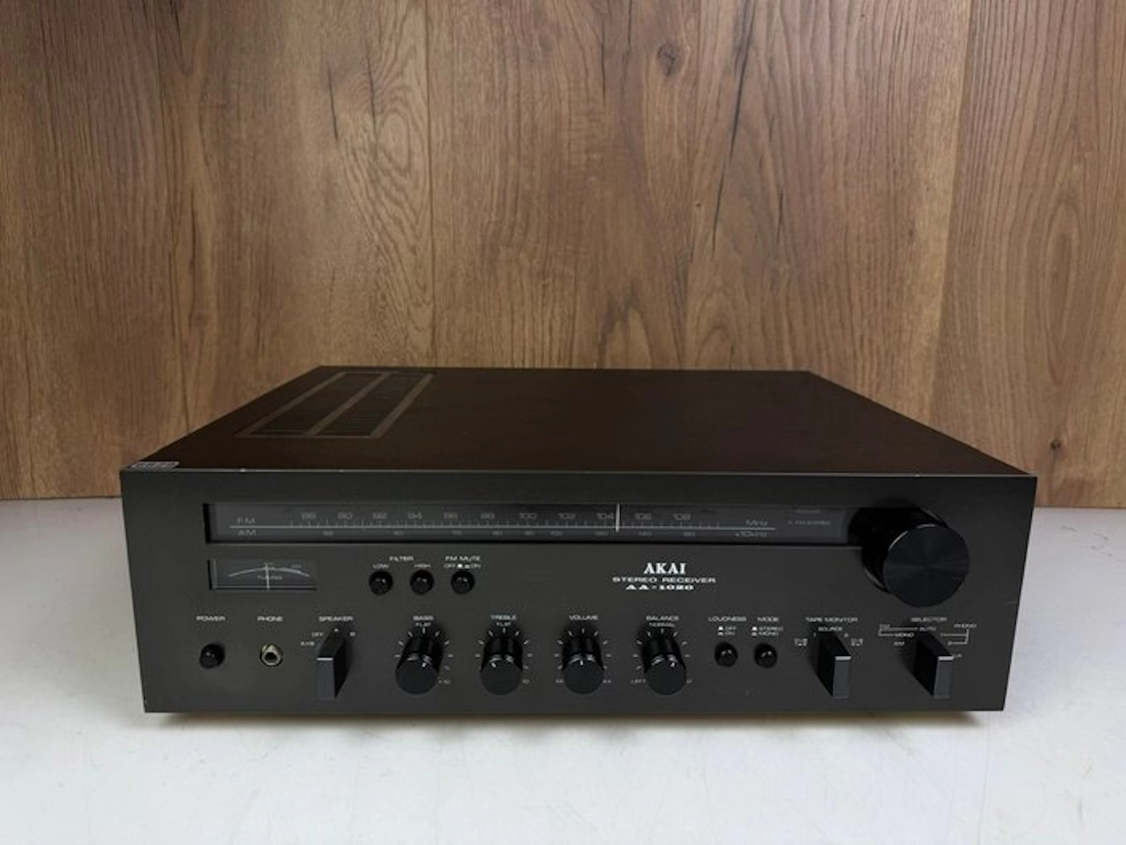 Akai - AA-1020 Solid state stereo receiver