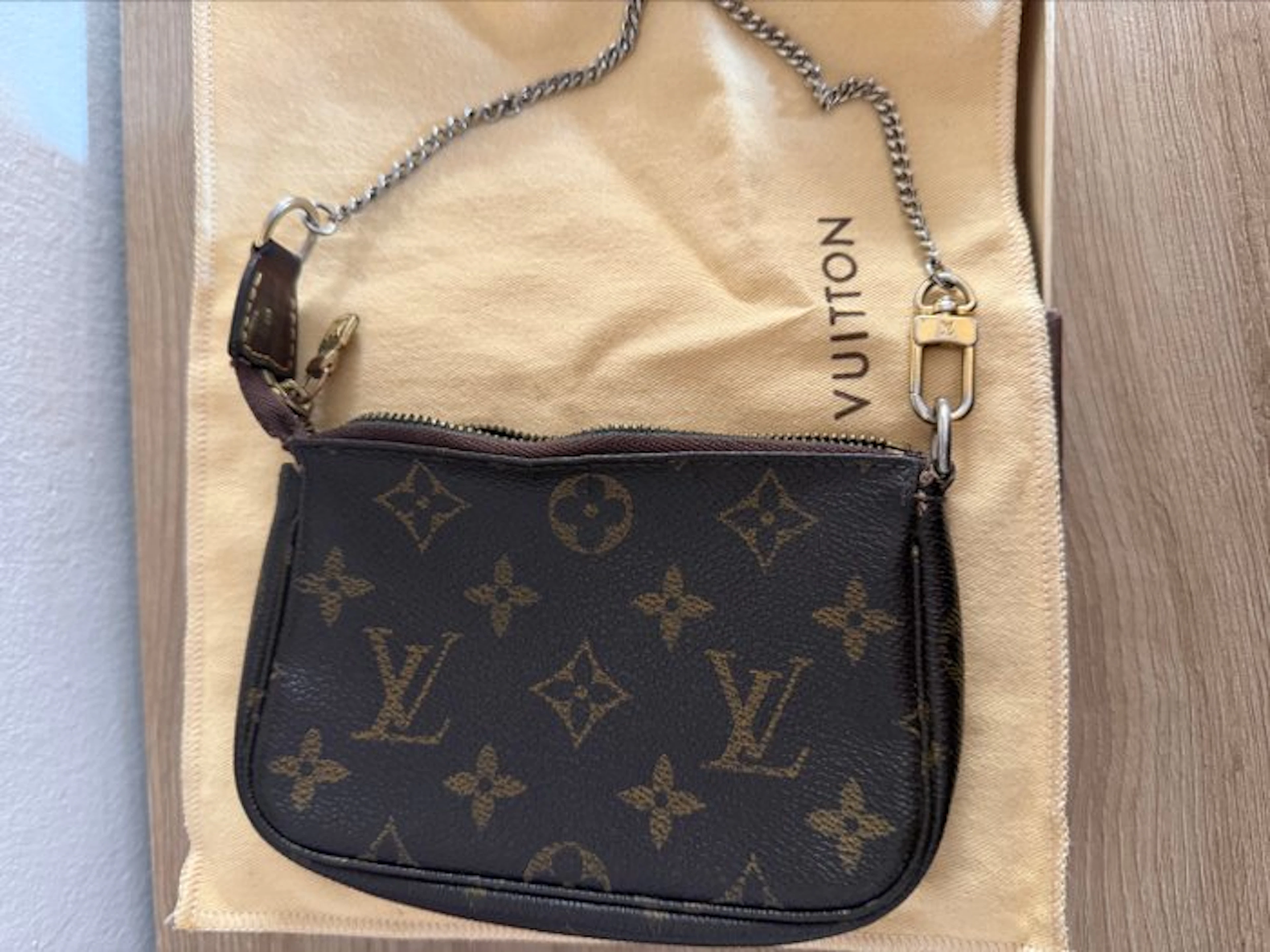 Louis Vuitton - Pochette Accessoires - Handbag