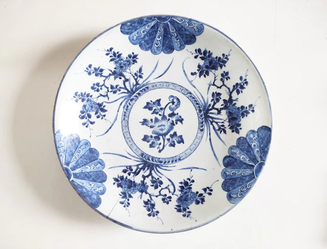 Dish - Fleurs bleues - 35,5 cm de diamètre - signature...