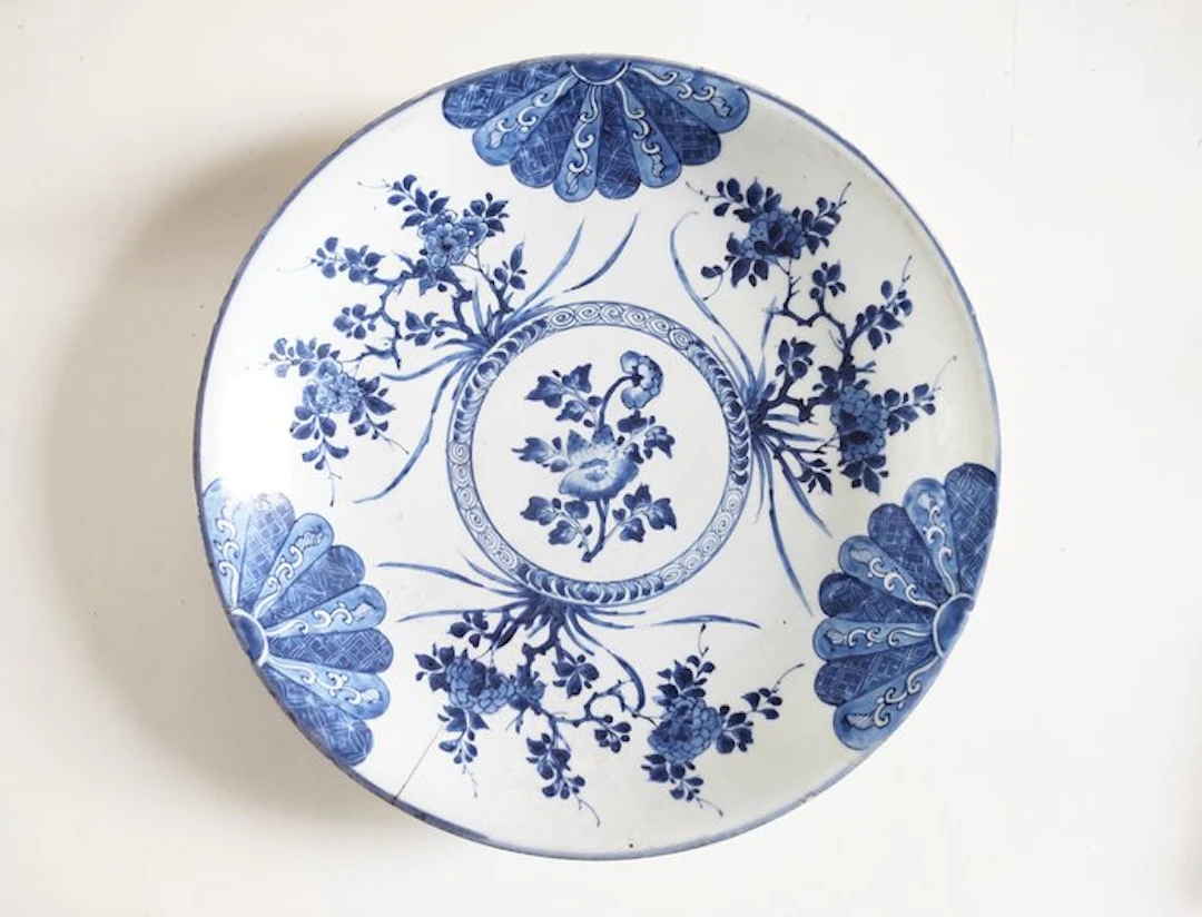Dish - Fleurs bleues - 35,5 cm de diamètre - signature...